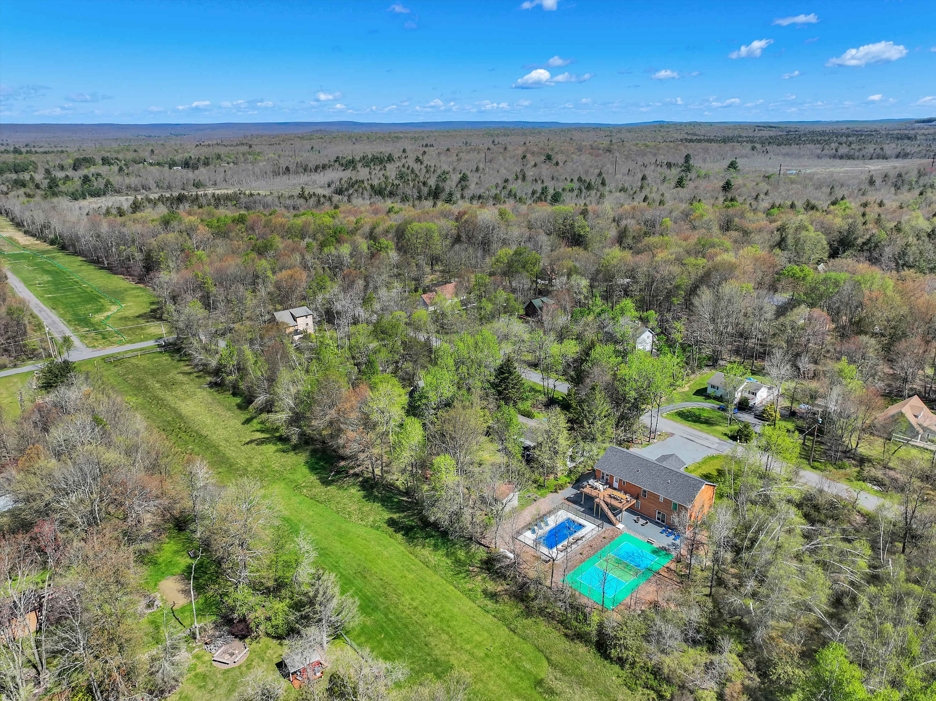 ELK COVE - Modern Pocono Cabin - Pool + Pickleball