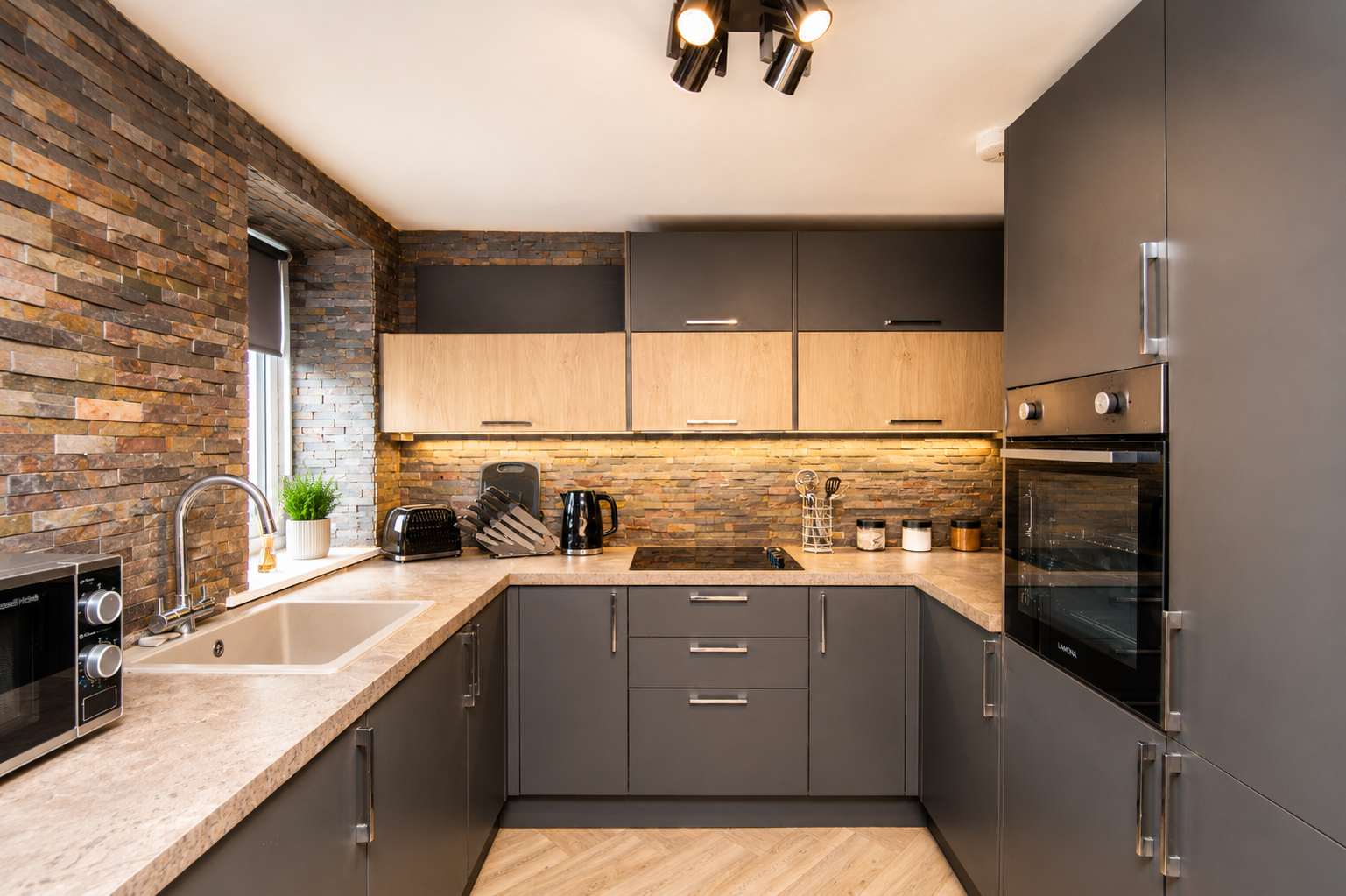 Nr Gala Water walks & countryside trails -WiFi-5BR in Union Street TD1 1PG - Property image 3 - VivreStays