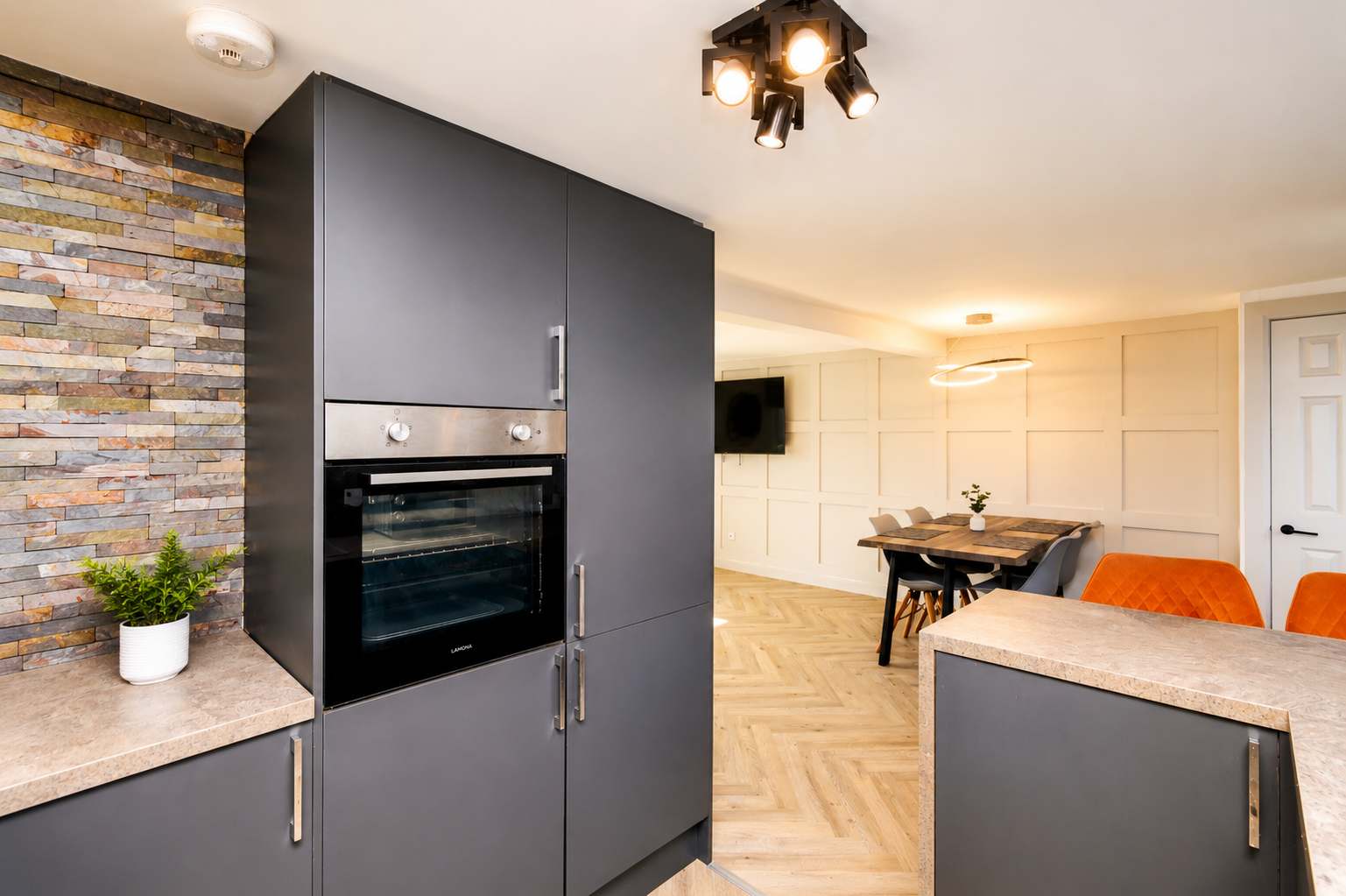 Nr Gala Water walks & countryside trails -WiFi-5BR in Union Street TD1 1PG - Property image 7 - VivreStays