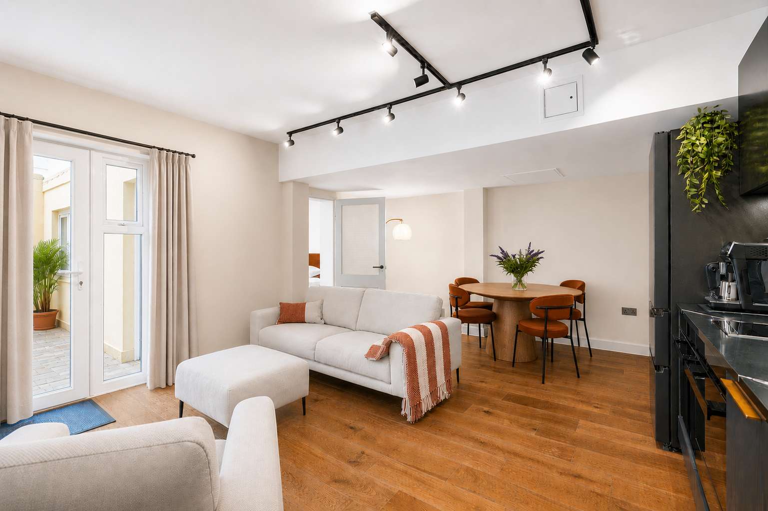 Designer Luxury Apartment Patio Brighton Seafront in Lansdowne Place BN3 1FH - Property image 4 - VivreStays