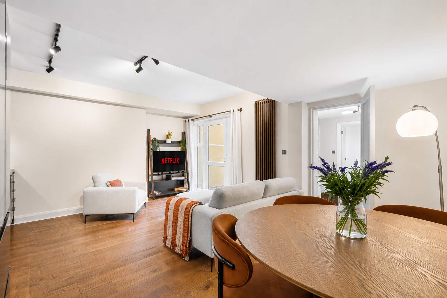 Designer Luxury Apartment Patio Brighton Seafront in Lansdowne Place BN3 1FH - Property image 9 - VivreStays