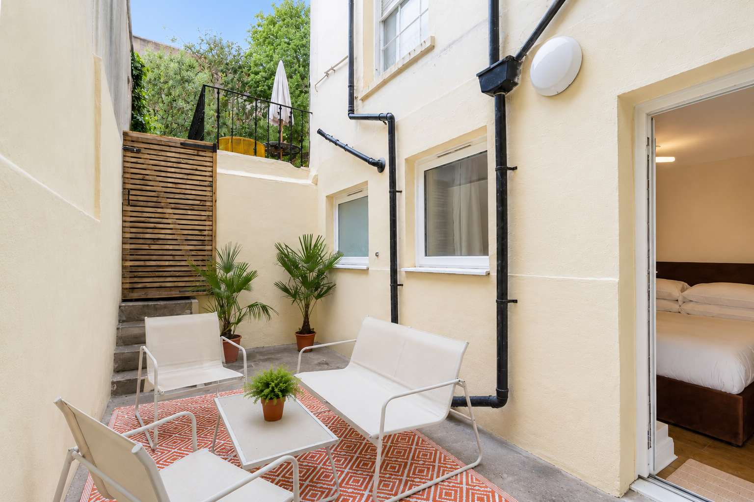 Designer Luxury Apartment Patio Brighton Seafront in Lansdowne Place BN3 1FH - Property image 10 - VivreStays