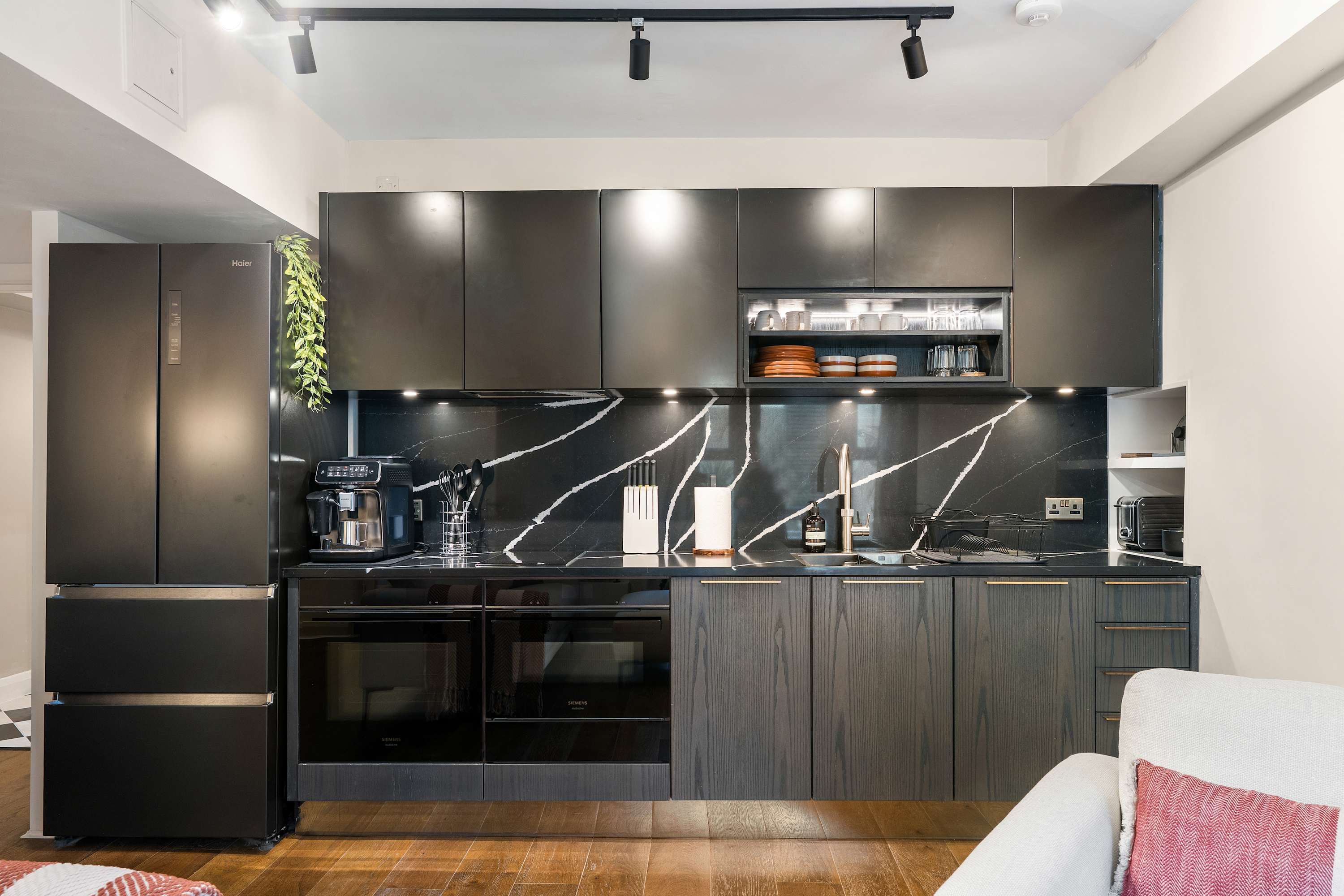 Designer Luxury Apartment Patio Brighton Seafront in Lansdowne Place BN3 1FH - Property image 2 - VivreStays