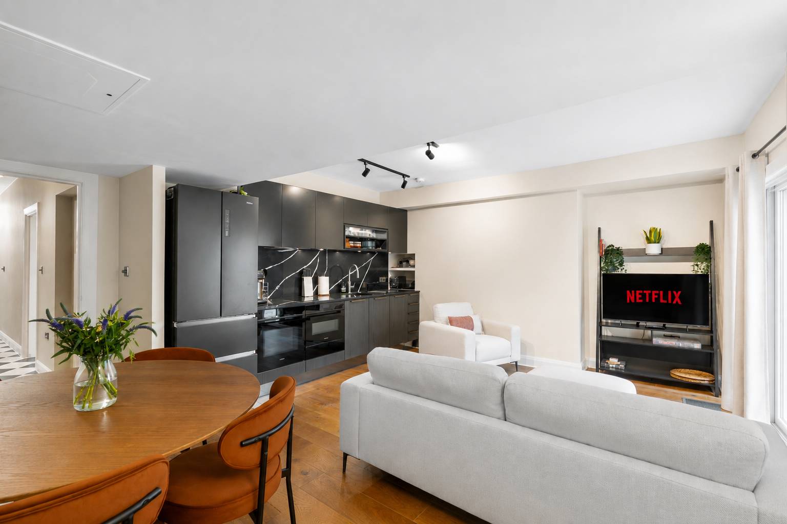 Designer Luxury Apartment Patio Brighton Seafront in Lansdowne Place BN3 1FH - Property image 8 - VivreStays