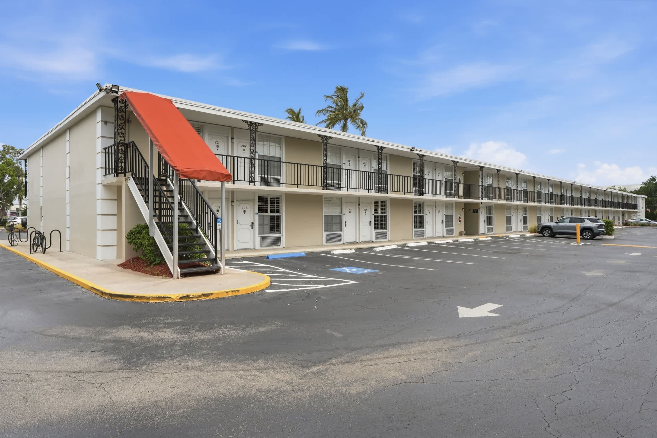 2nd Floor Efficiency Close to Beach and Downtown | Photo 4
