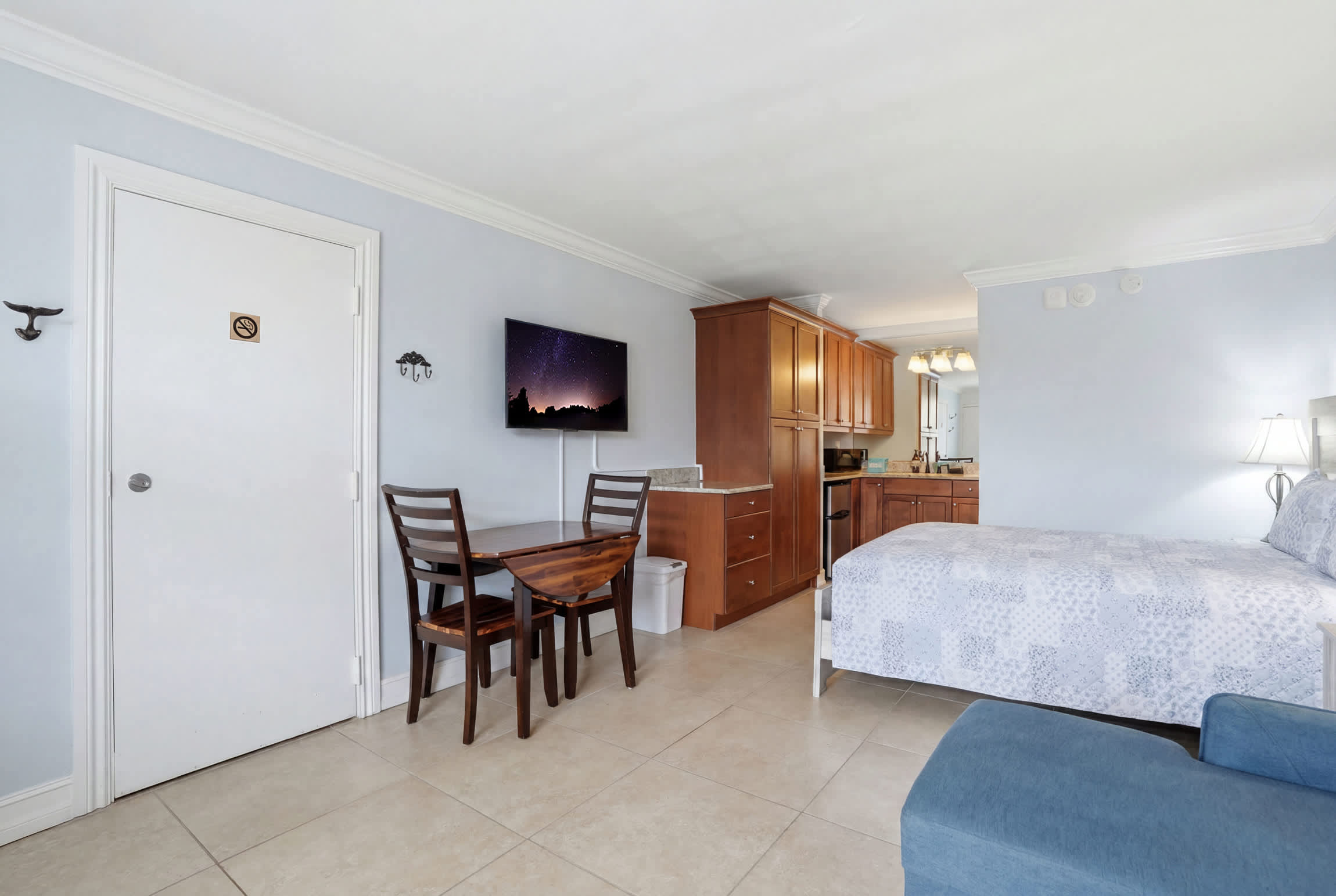 2nd Floor Efficiency Close to Beach and Downtown