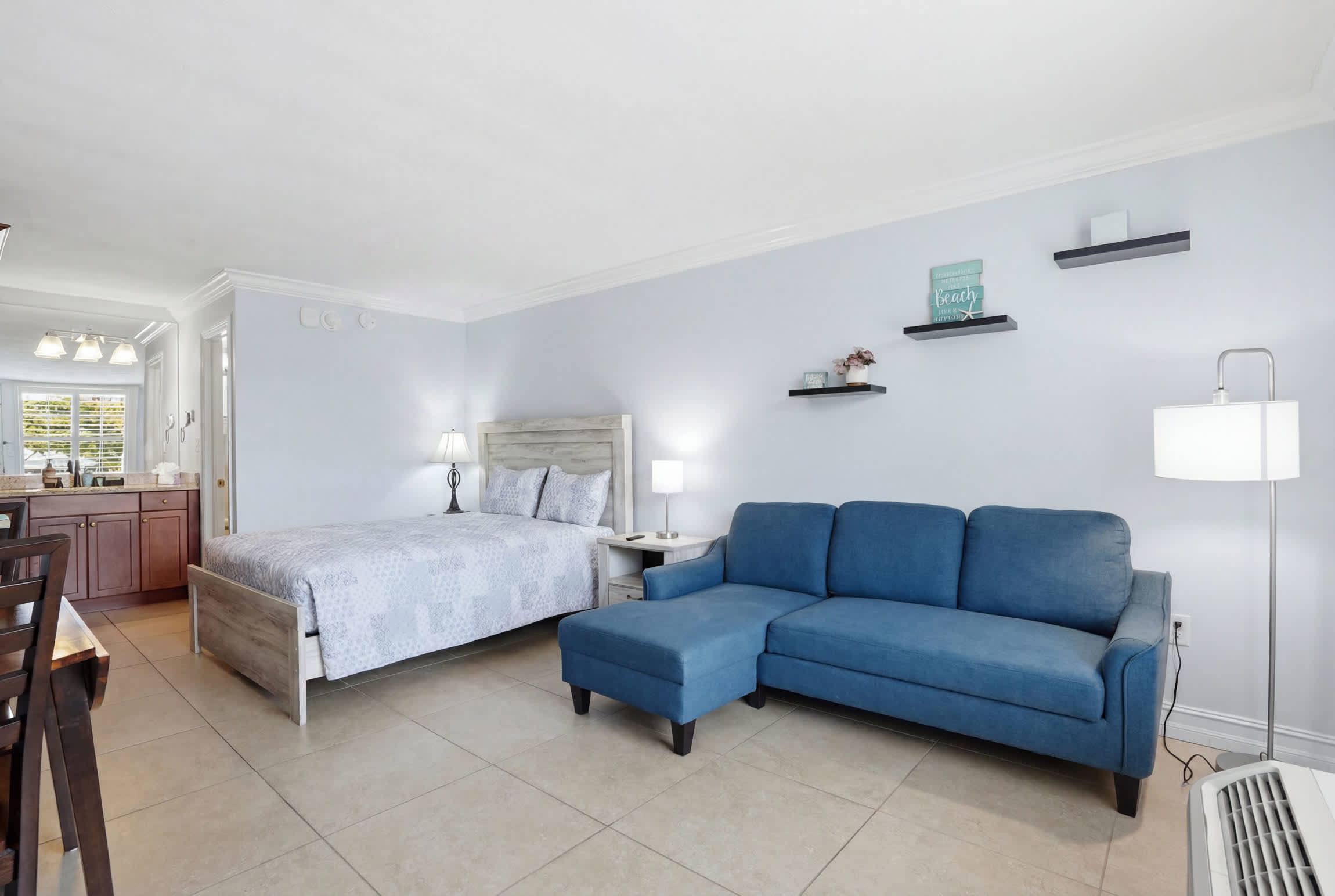 2nd Floor Efficiency Close to Beach and Downtown | Photo 8