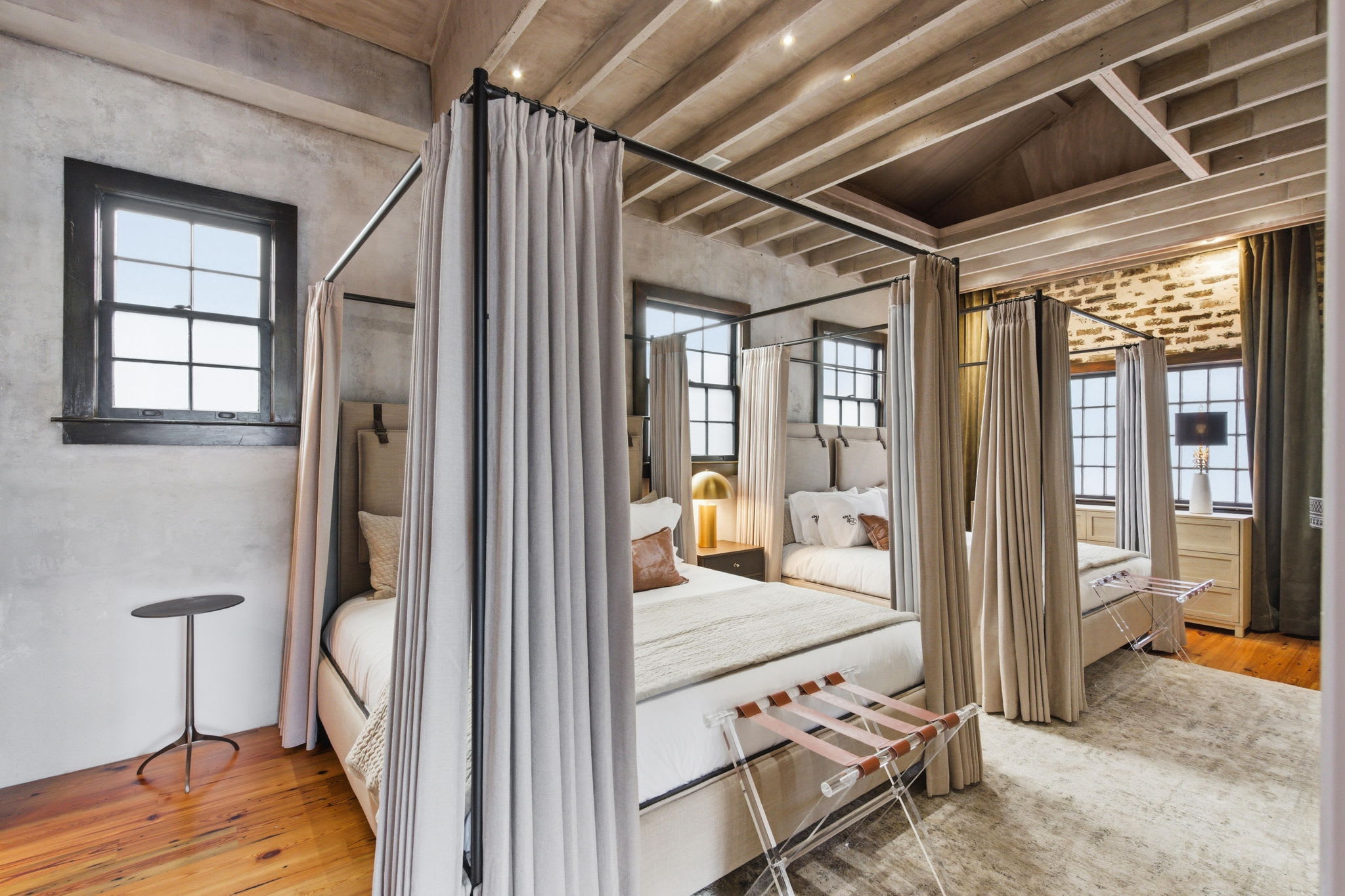 Sleeps 6 guests, 2 blocks to king street in Charleston, SC