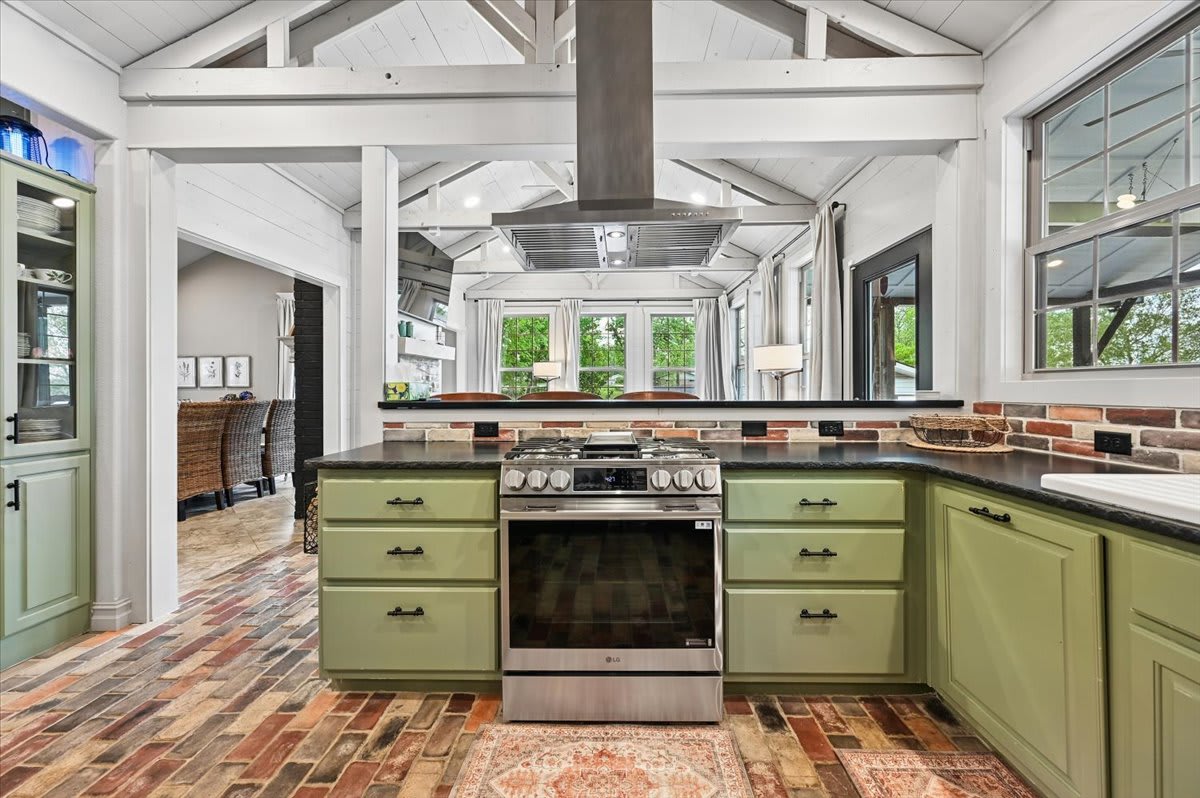 Fully stocked Kitchen!