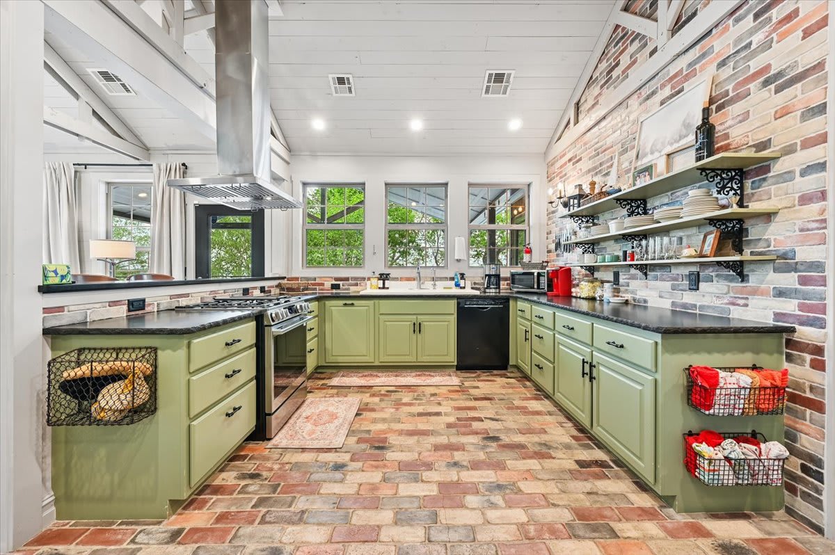 Fully stocked Kitchen!