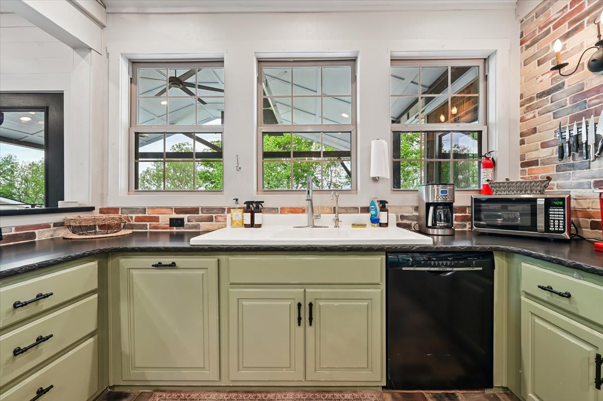 Fully stocked Kitchen!