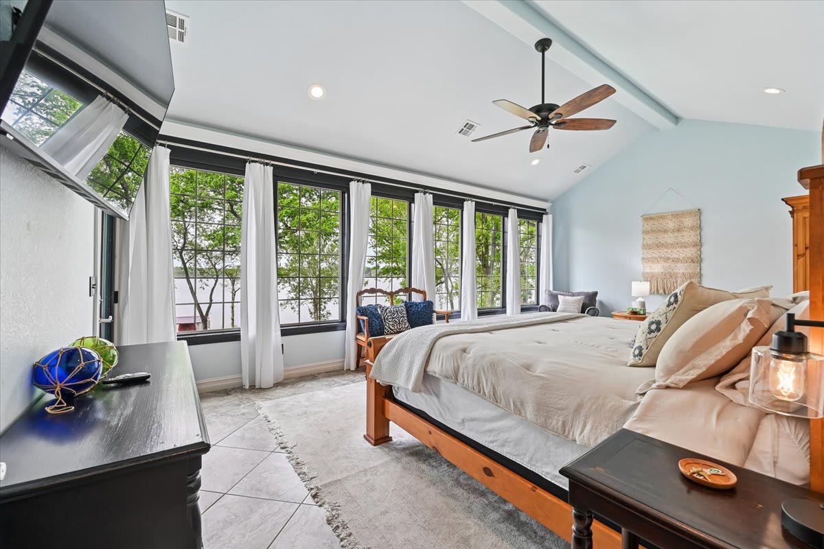 Master Suite with amazing lake views!