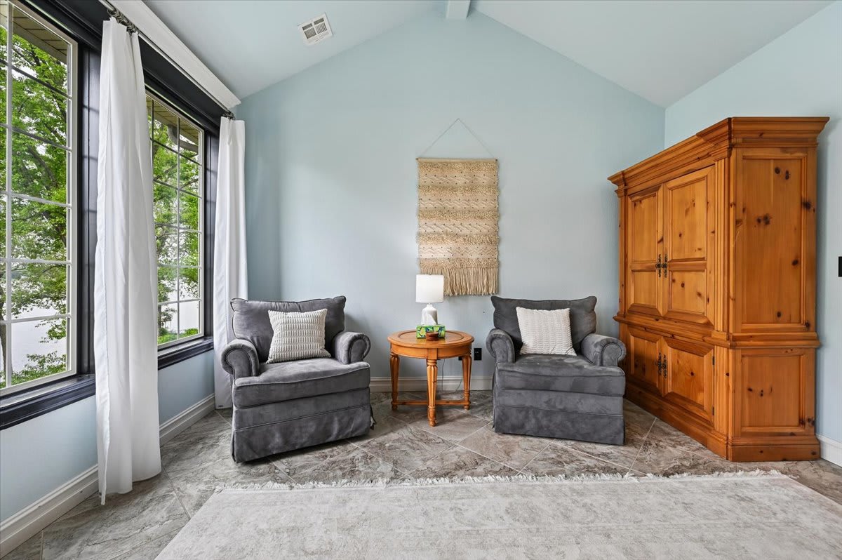 Master Suite with amazing lake views!
