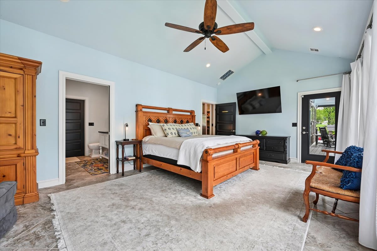 Master Suite with amazing lake views!