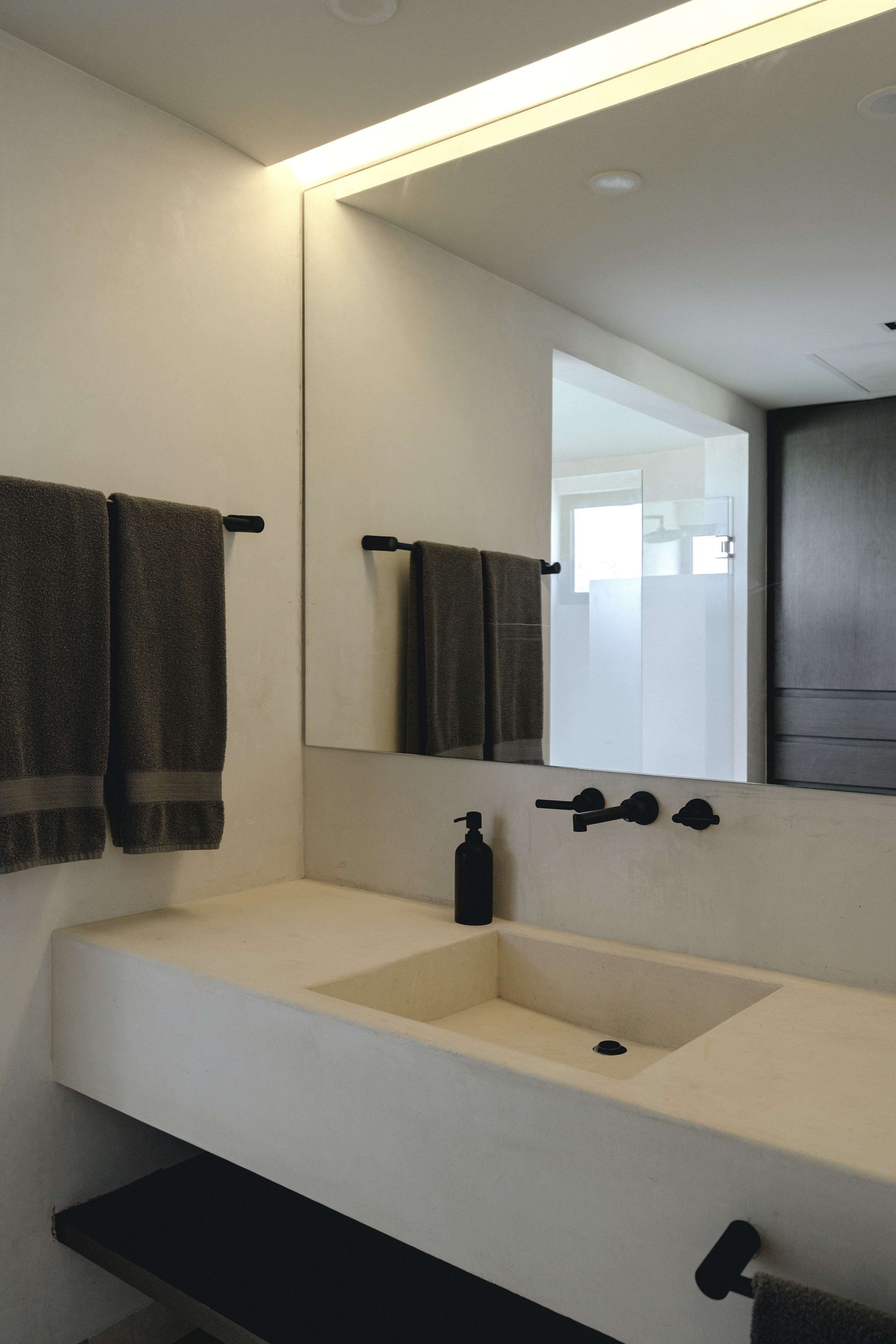 Modern and spacious bathroom