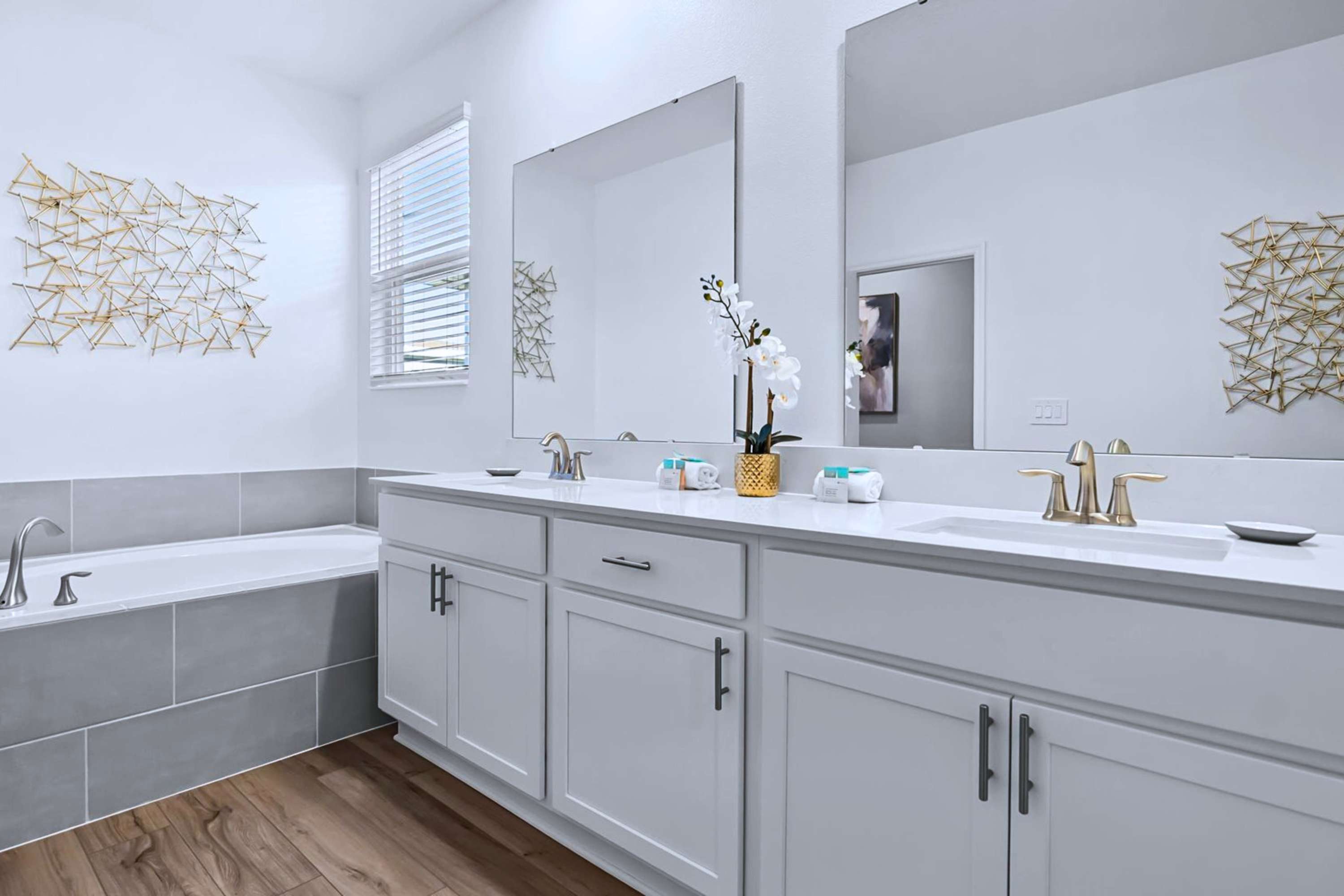 Luxurious full bathroom – Relax and refresh in this elegant bathroom featuring a bathtub and modern finishes