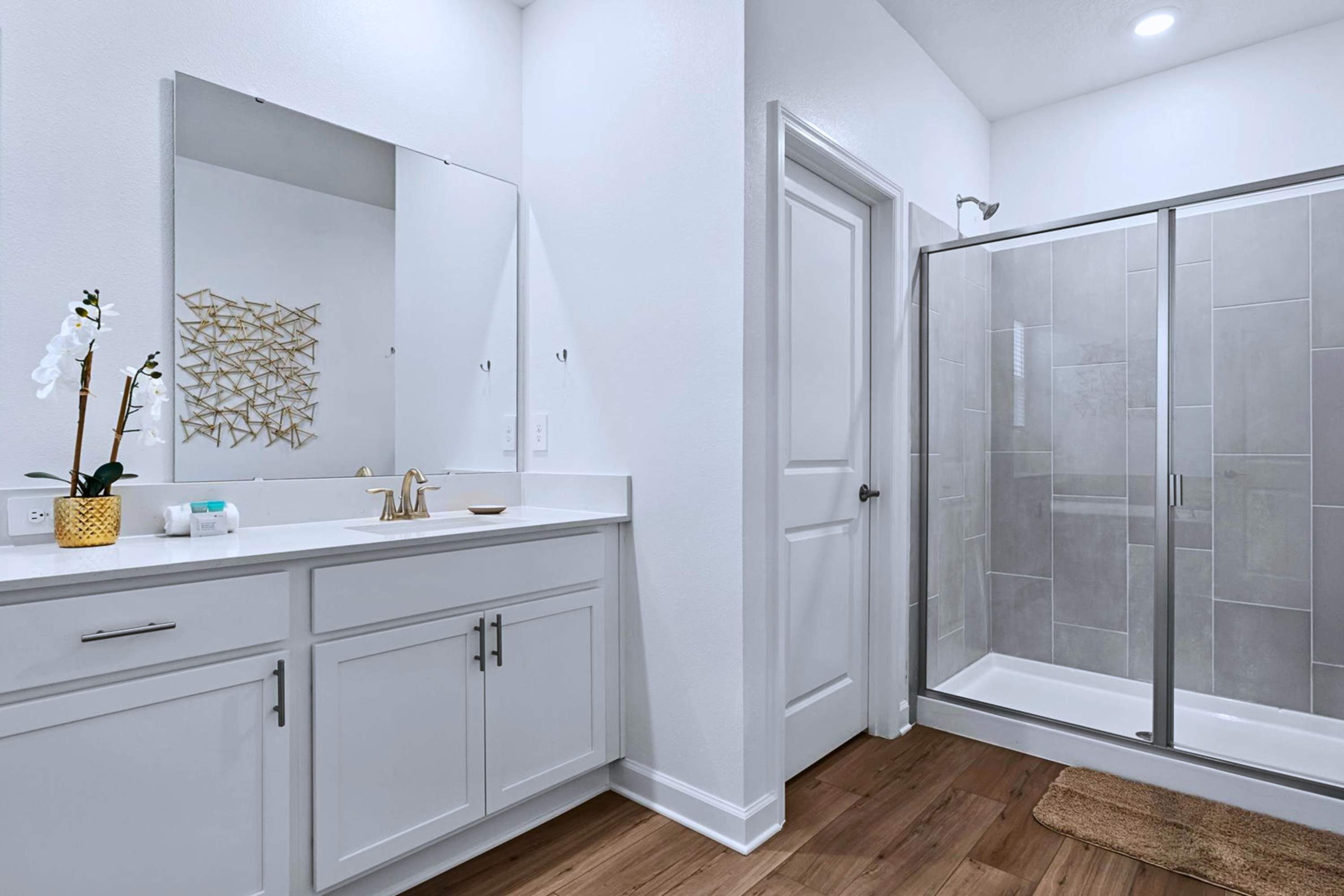 Contemporary walk-in shower – A sleek, spa-inspired bathroom designed for ultimate comfort
