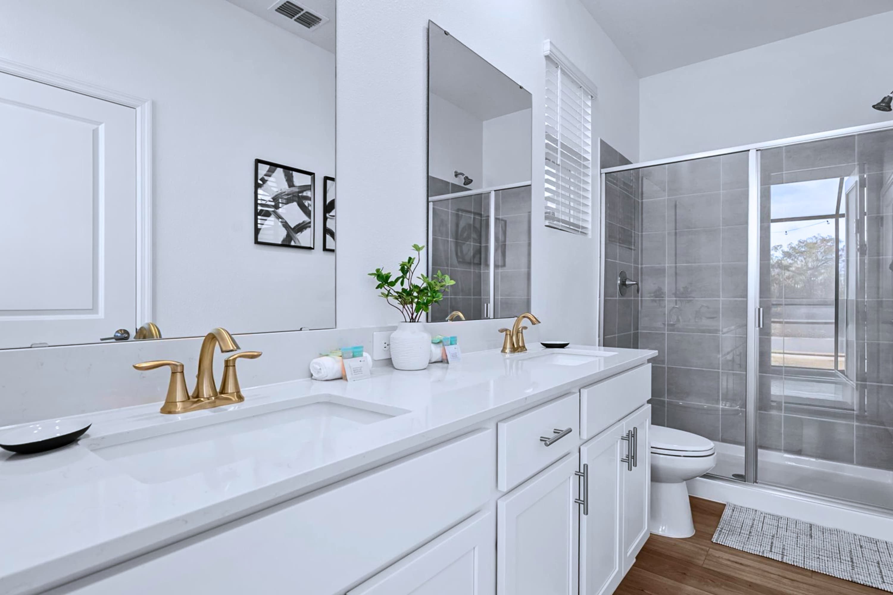Modern en-suite bathroom – Clean, spacious, and perfect for groups and families