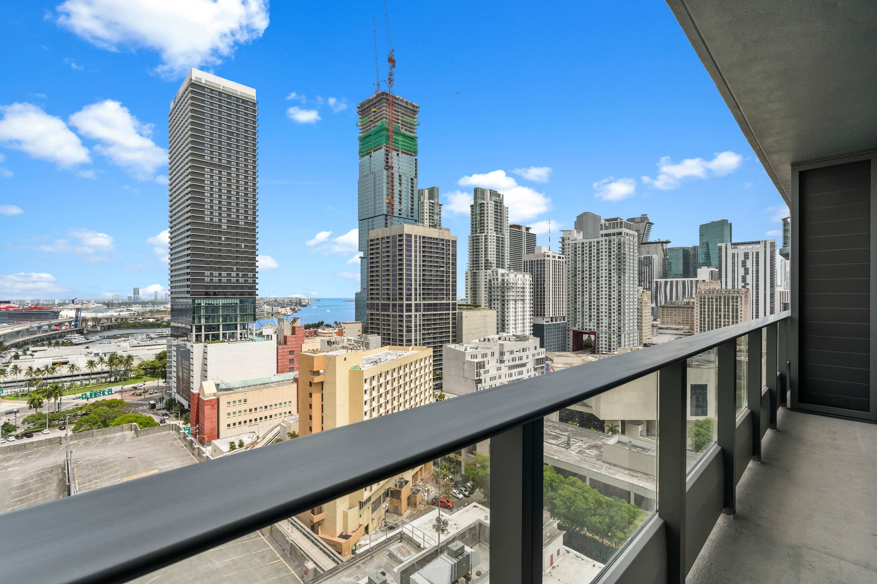 Near FIFA Fan Fest | Chic 1BR | Pool  & Hot Tub