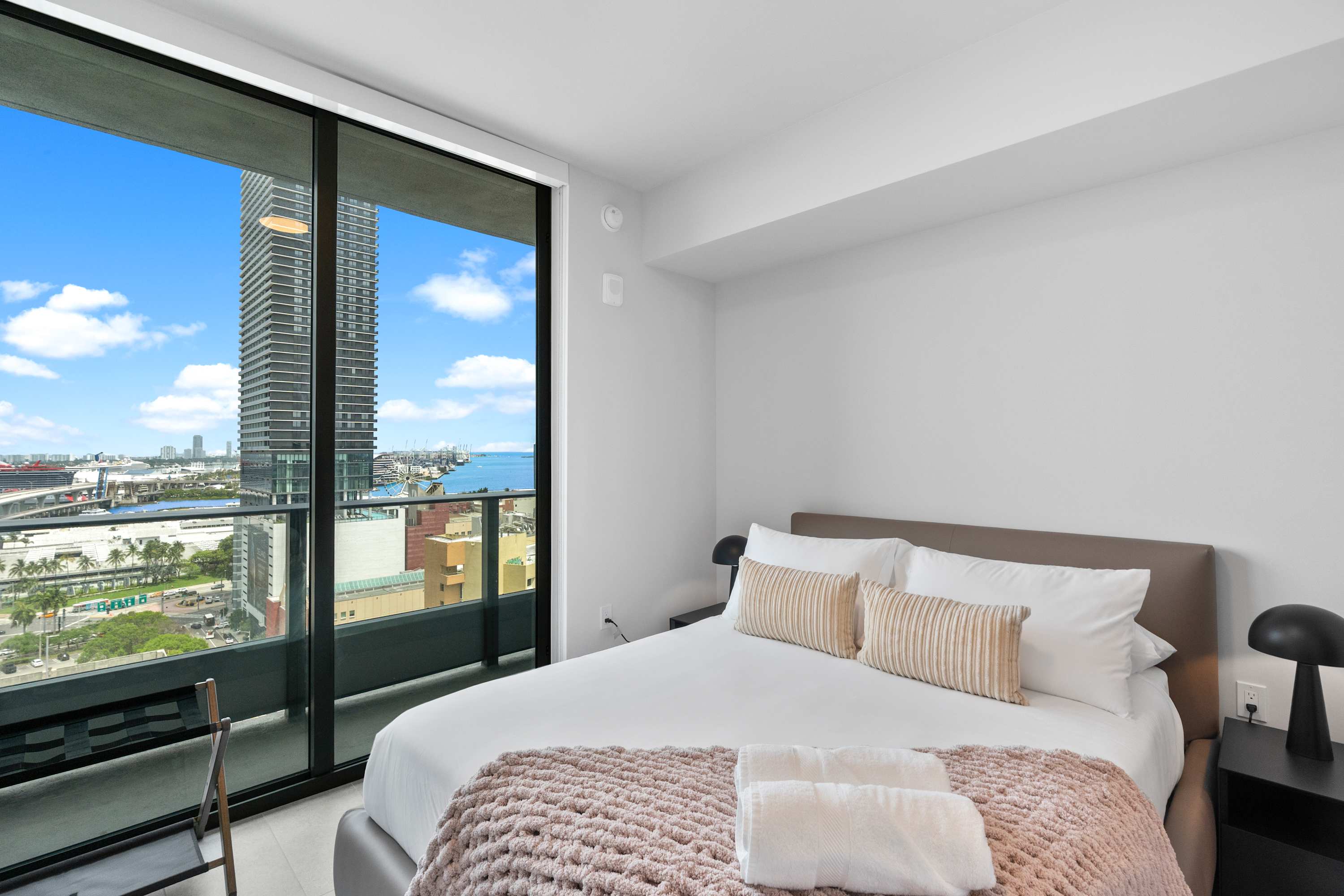 Near FIFA Fan Fest | Chic 1BR | Pool  & Hot Tub