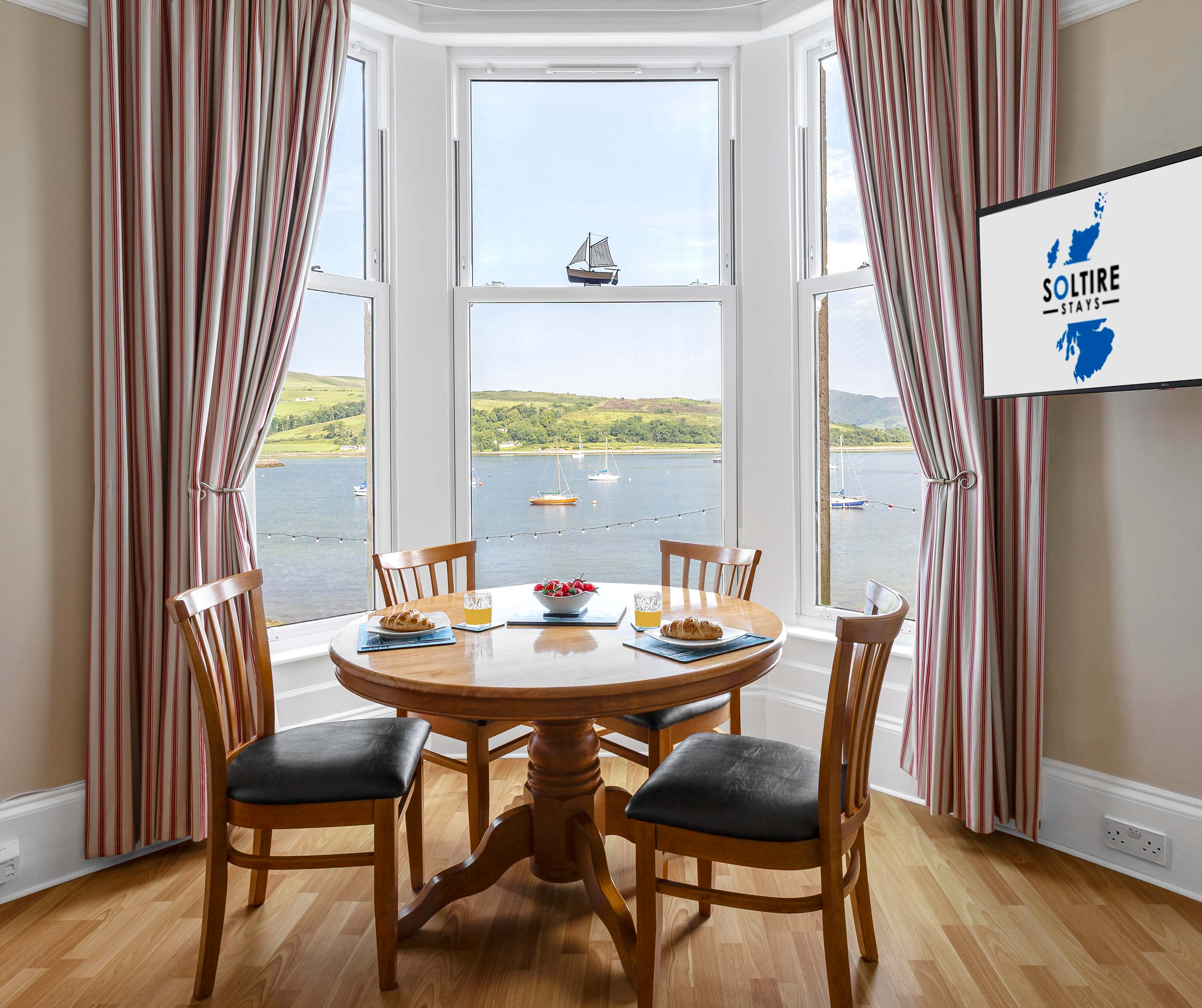 Seafront Village Apartment with Panoramic Views in Flat 1/2 Marine Road 25 PA20 0LL - Property image 4 - VivreStays