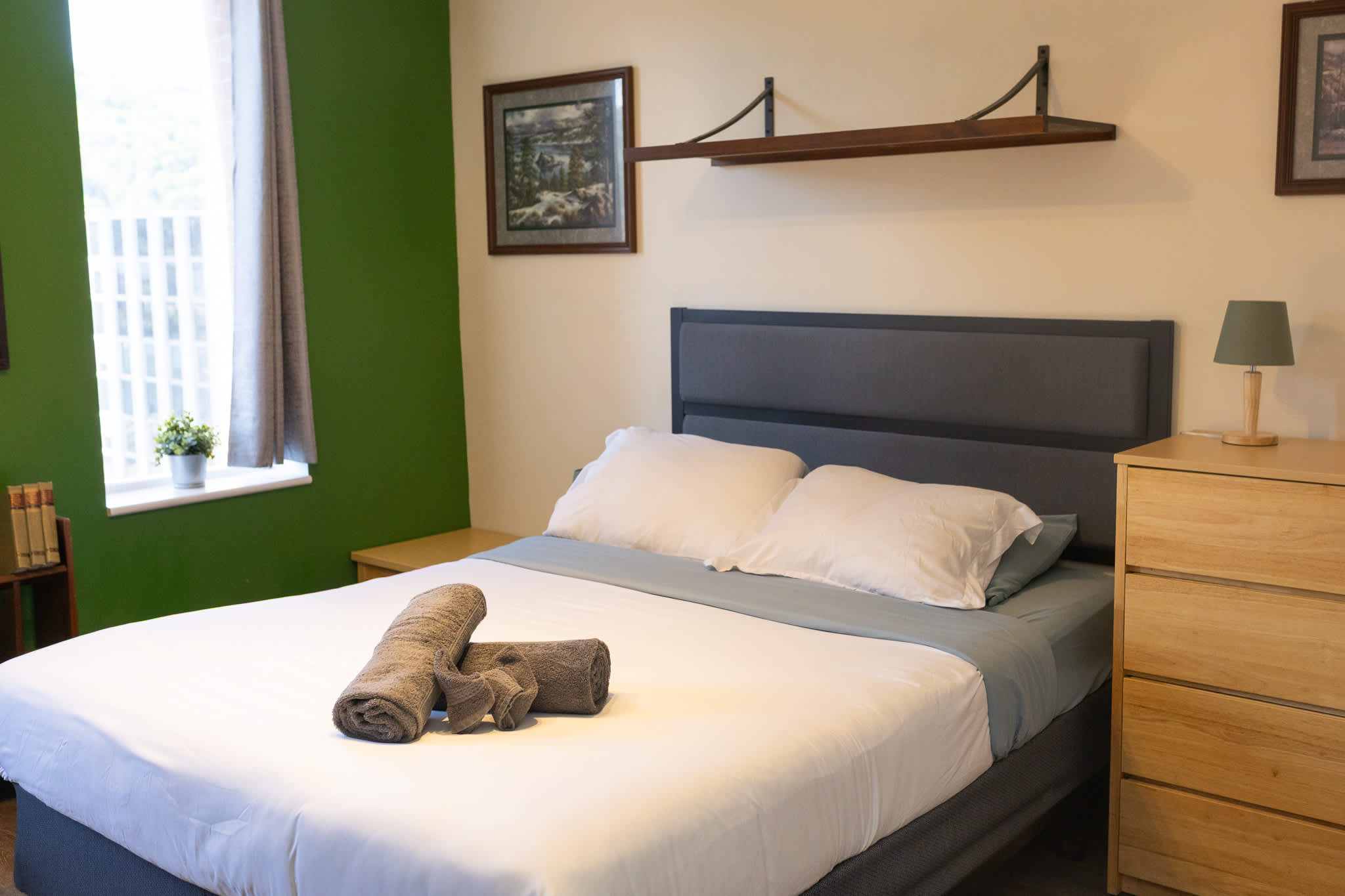 Downtown Apt | Queen Bed + 60” Smart TV