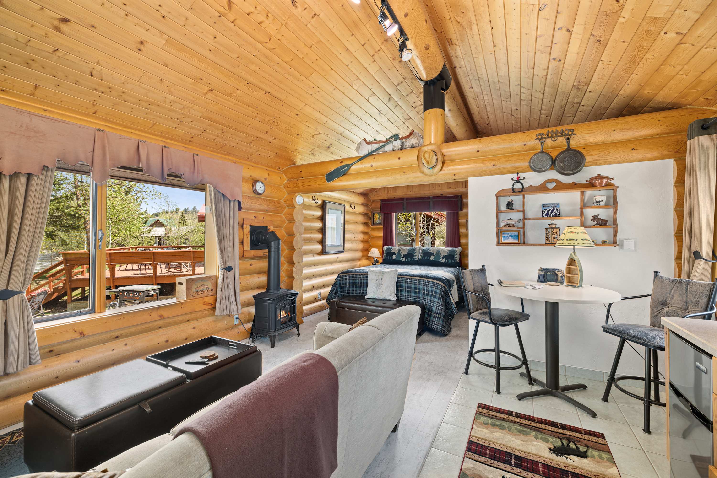 Cozy Dog Friendly Creekside Cabin