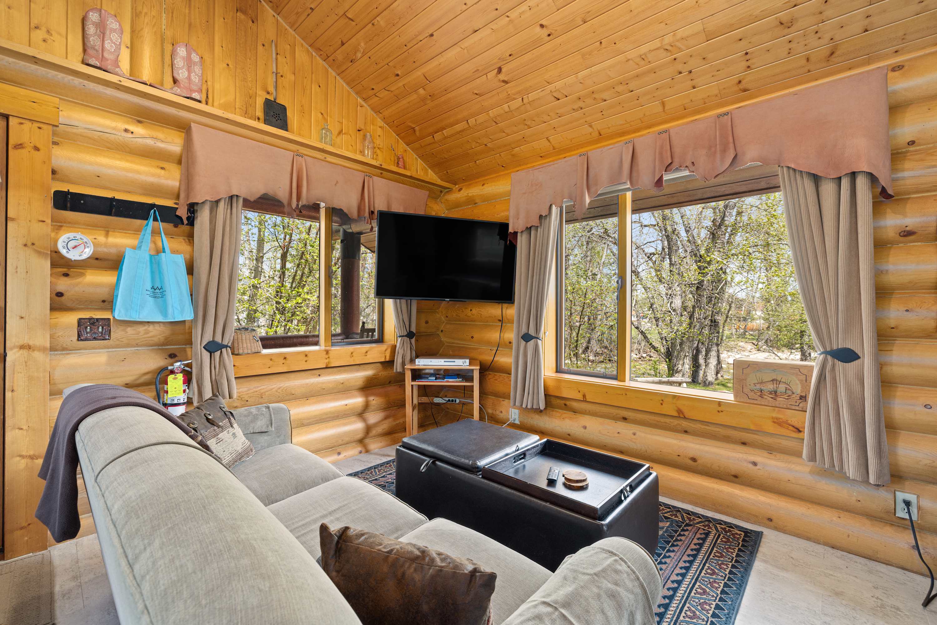 Cozy Dog Friendly Creekside Cabin