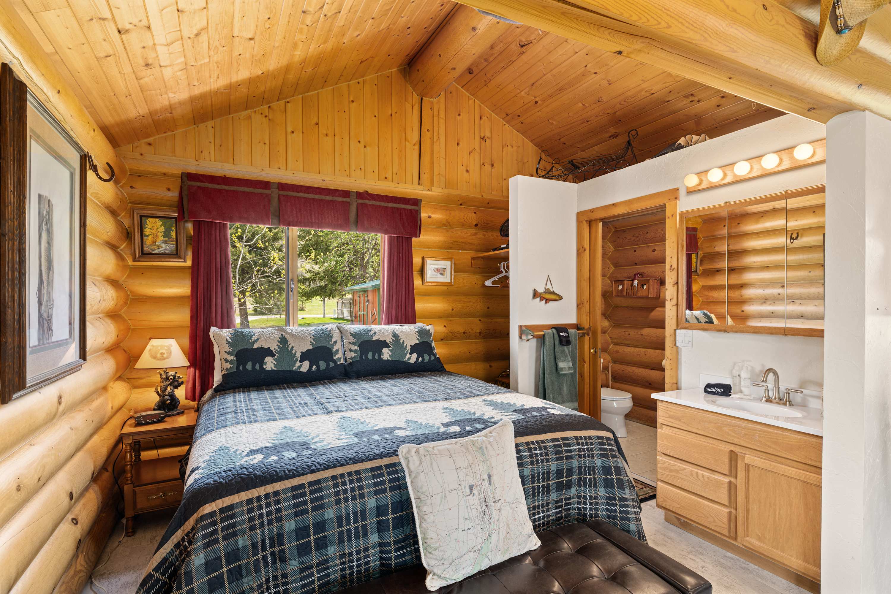 Cozy Dog Friendly Creekside Cabin