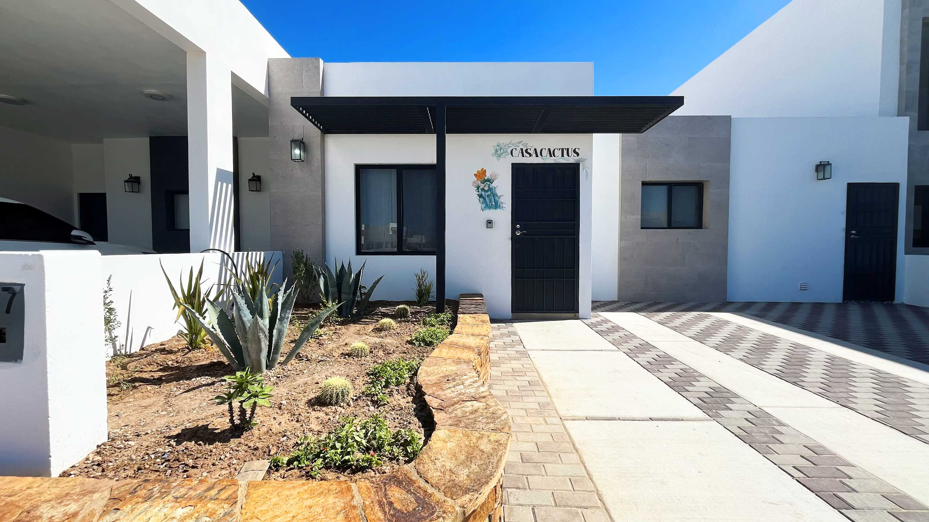 Contemporary In-Town Home with Pool Casa Cactus