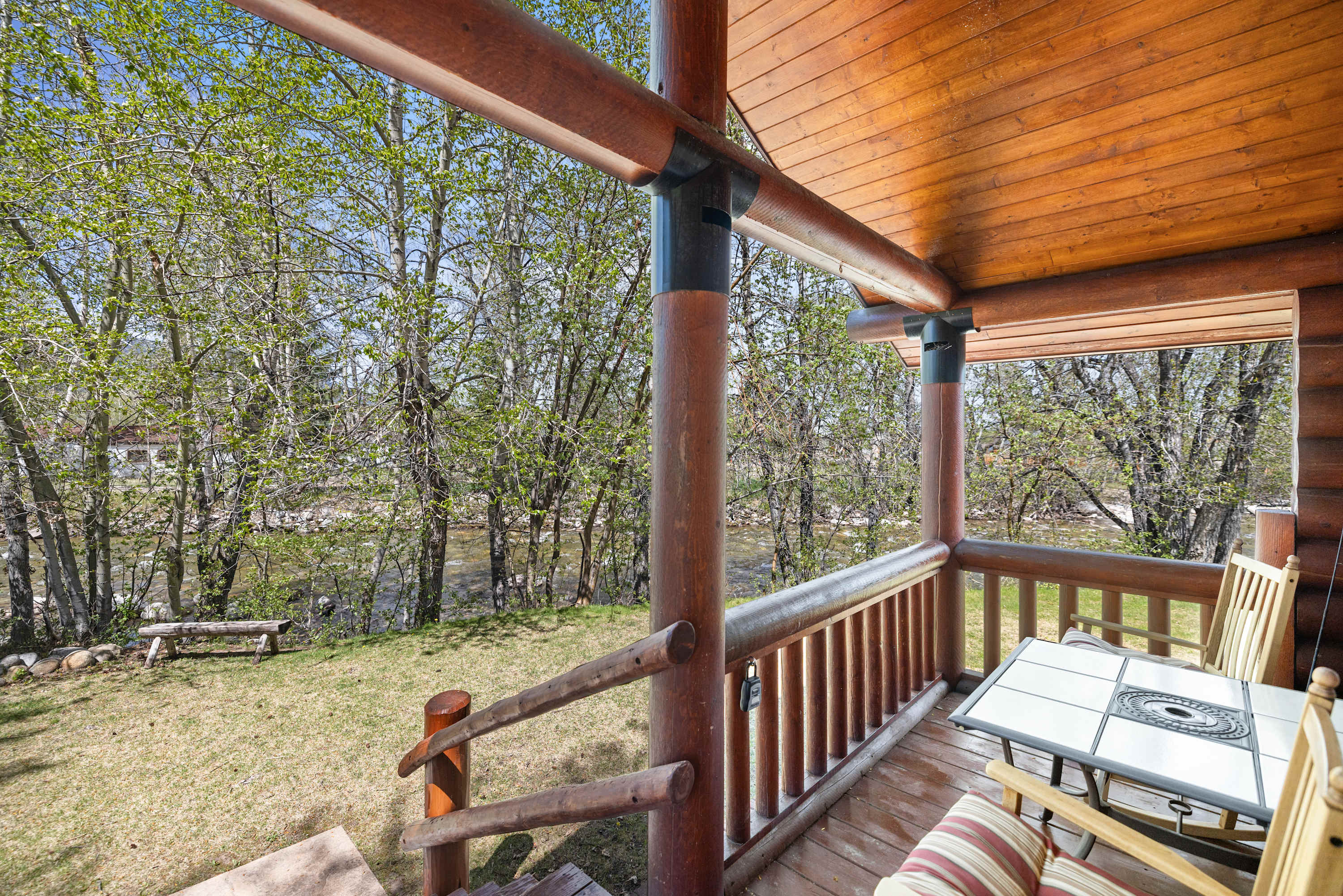 Cozy Dog Friendly Creekside Cabin