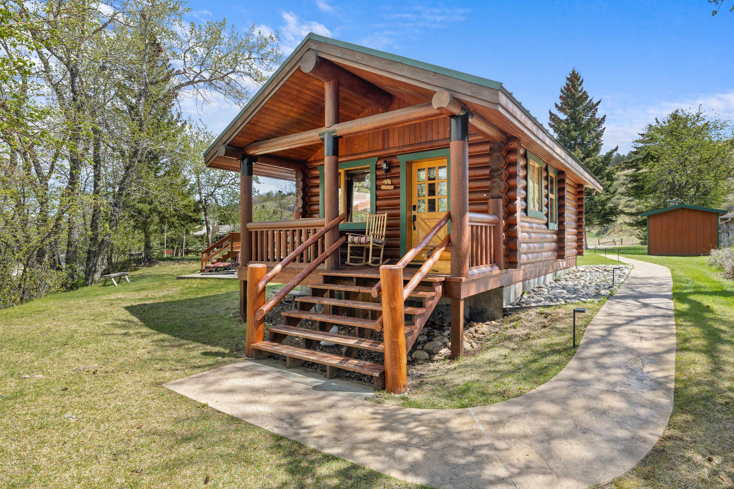 Cozy Dog Friendly Creekside Cabin
