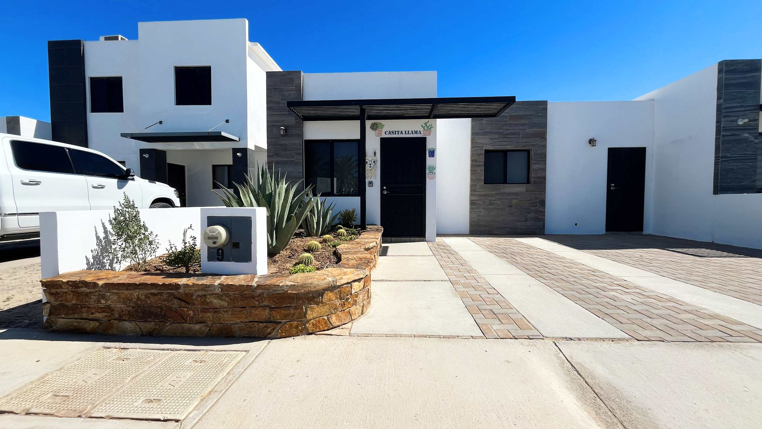 Contemporary In-Town Home with Pool Casa Llama