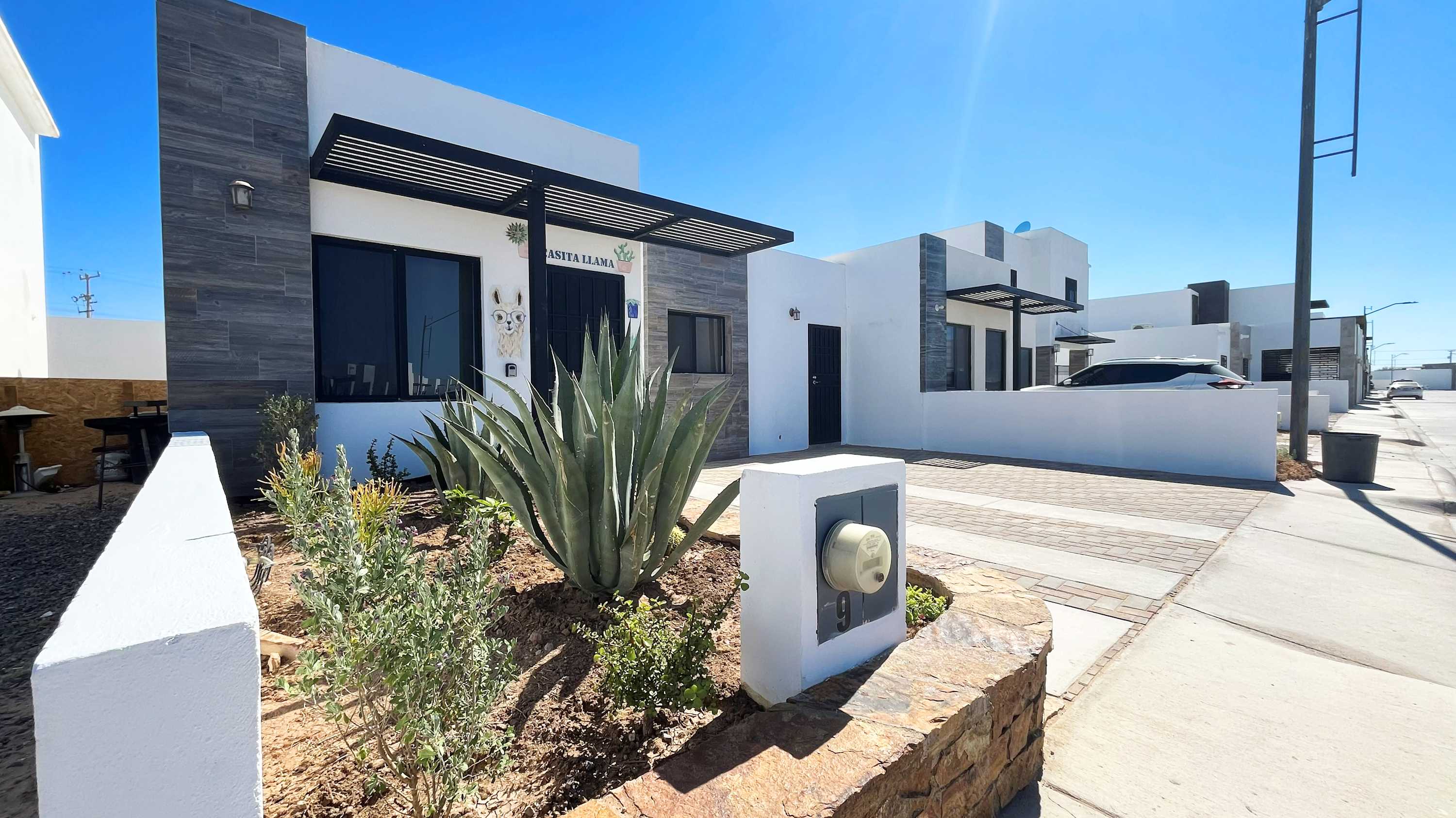 Contemporary In-Town Home with Pool Casa Llama