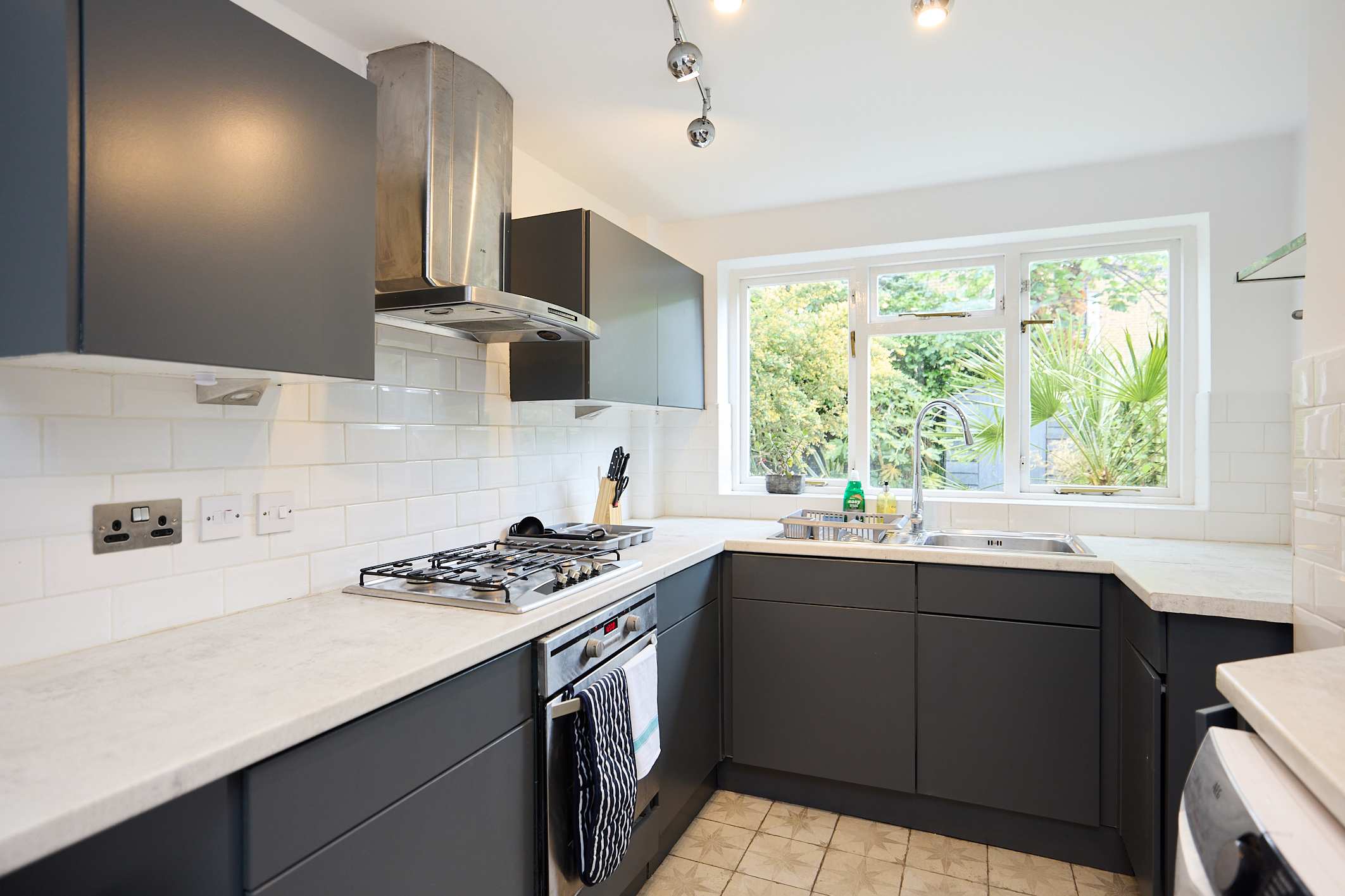 The Courtyard & Eaves House - Queen's Park in Huxley Street 40 W10 4QQ - Property image 2 - VivreStays