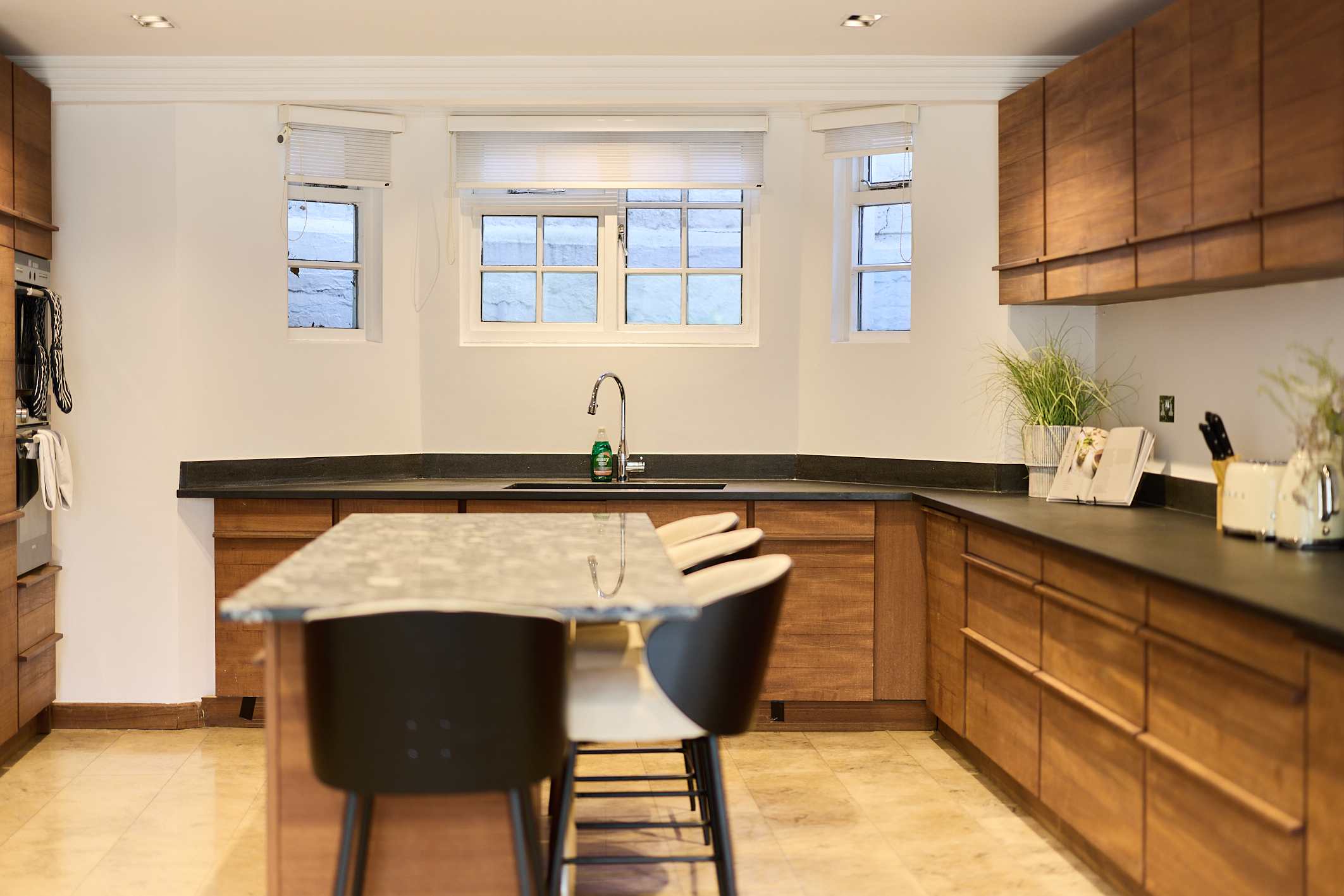 A Study in Timber & Glass by Abbey Road in Hamilton Gardens 26 NW8 9PU - Property image 10 - VivreStays