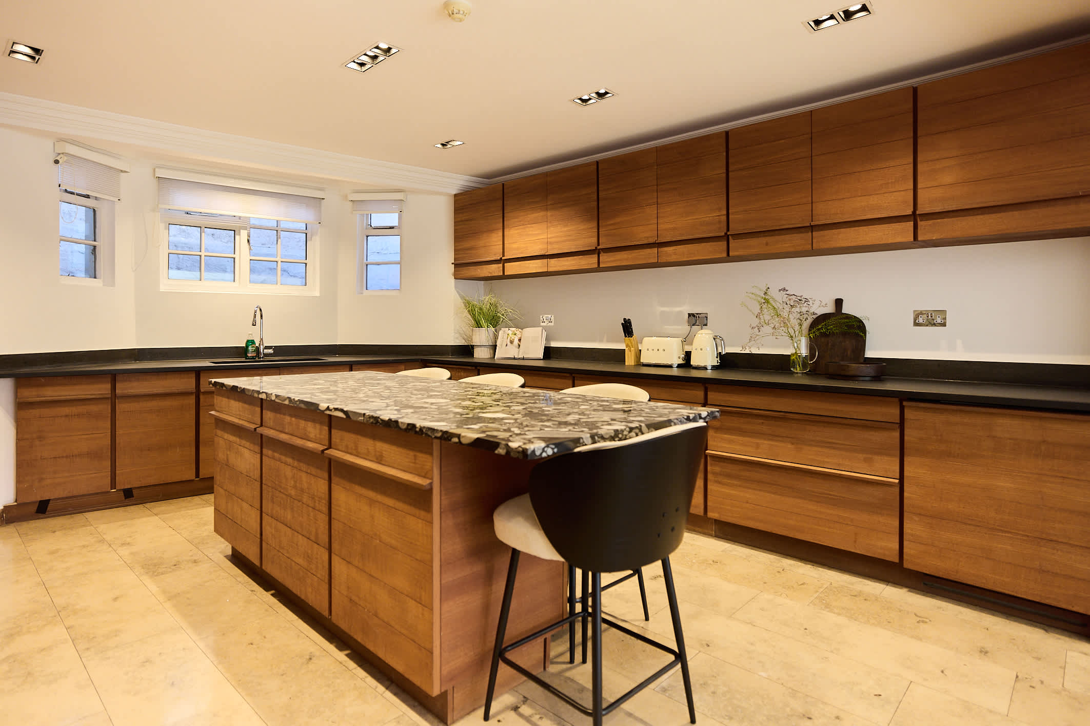 A Study in Timber & Glass by Abbey Road in Hamilton Gardens 26 NW8 9PU - Property image 14 - VivreStays