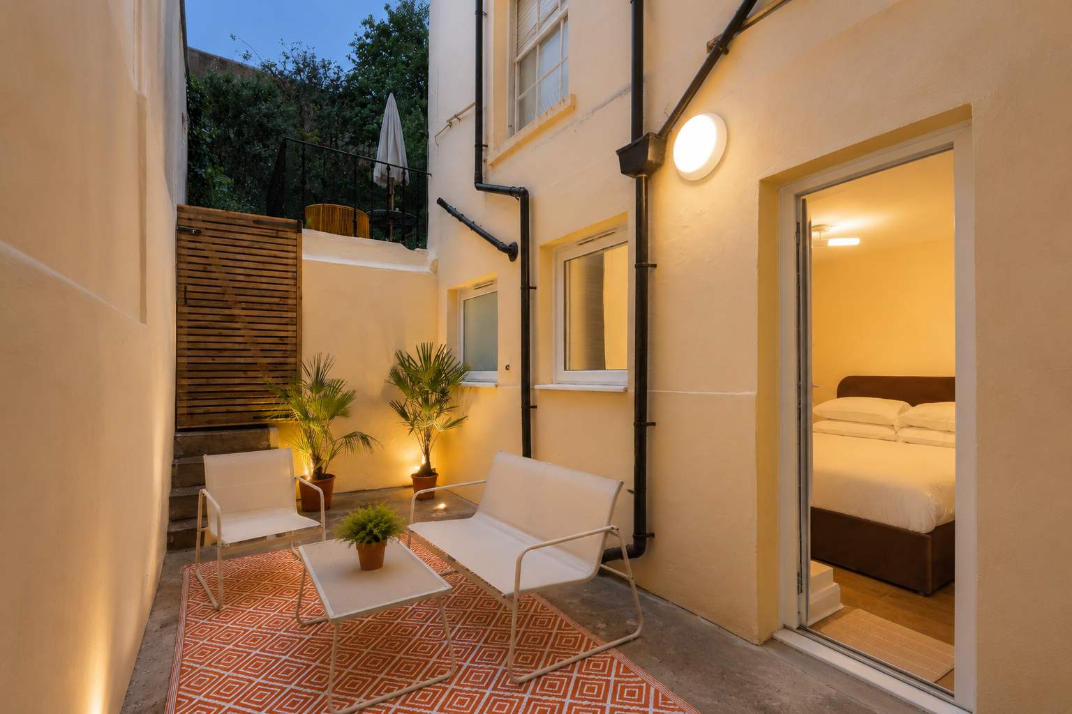 Designer Luxury Apartment Patio Brighton Seafront in Lansdowne Place BN3 1FH - Property image 5 - VivreStays