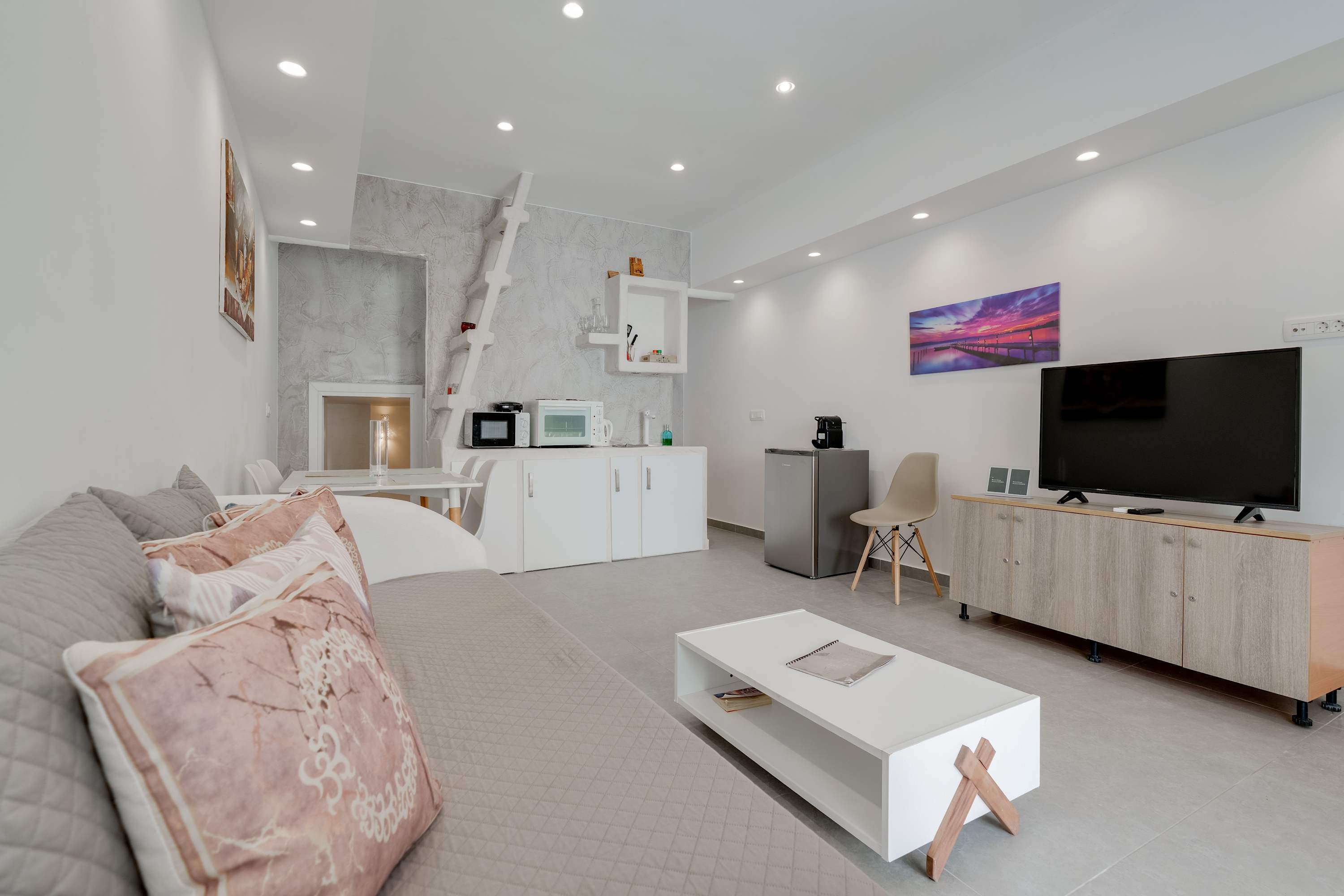 Authentic White 2Bd Flat Home in Emporio Santorini — holiday rental in Santorini
