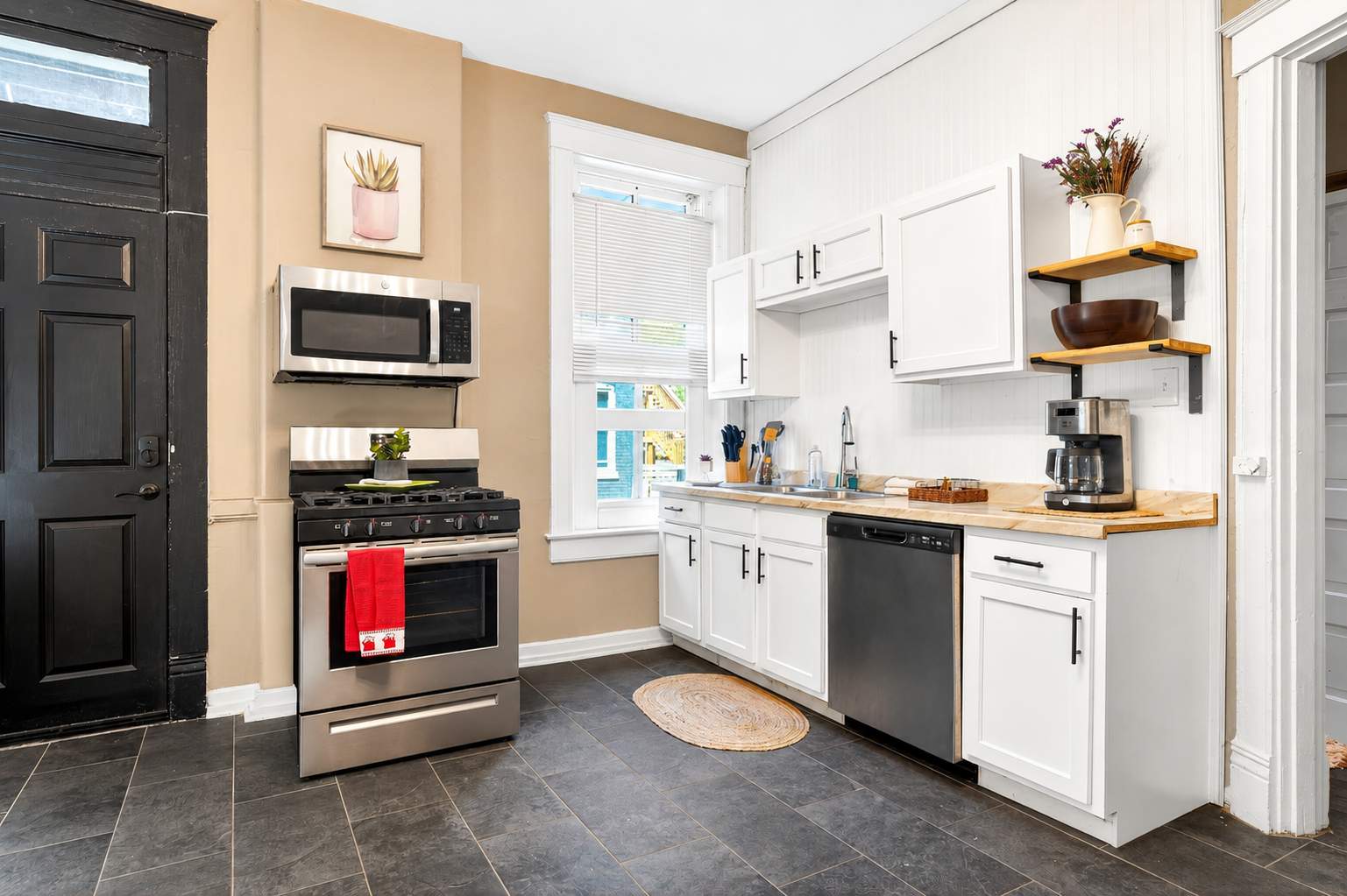 Iconic Old Louisville apartment near Downtown!