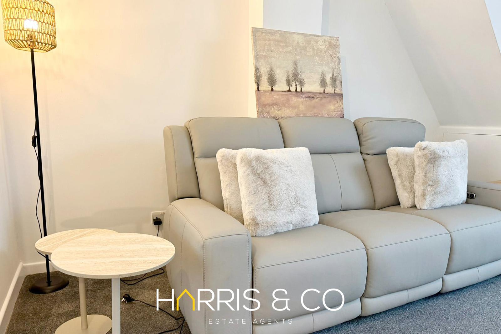 Beach Gem Retreat - A Cosy Costal Stay in 2 North Church Street FY7 6AX - Property image 3 - VivreStays