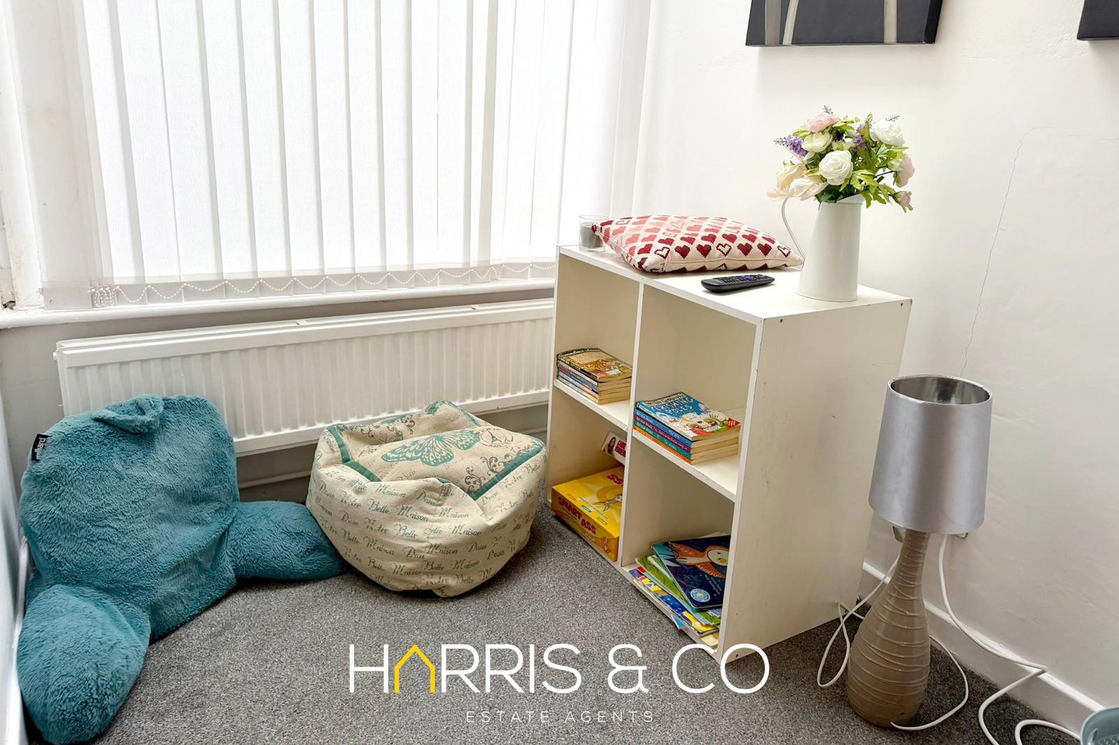 Beach Gem Retreat - A Cosy Costal Stay in 2 North Church Street FY7 6AX - Property image 16 - VivreStays