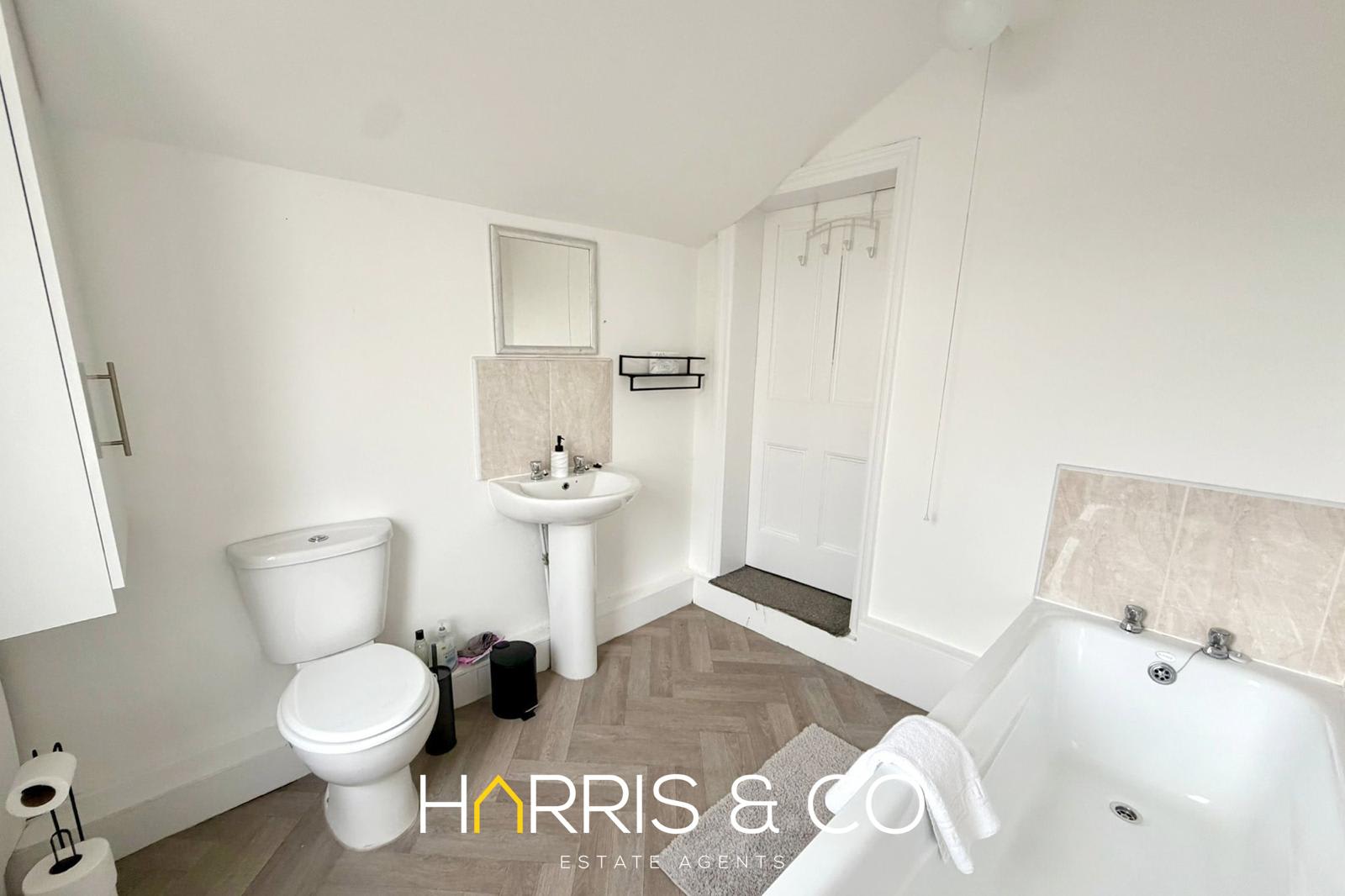 Beach Gem Retreat - A Cosy Costal Stay in 2 North Church Street FY7 6AX - Property image 23 - VivreStays