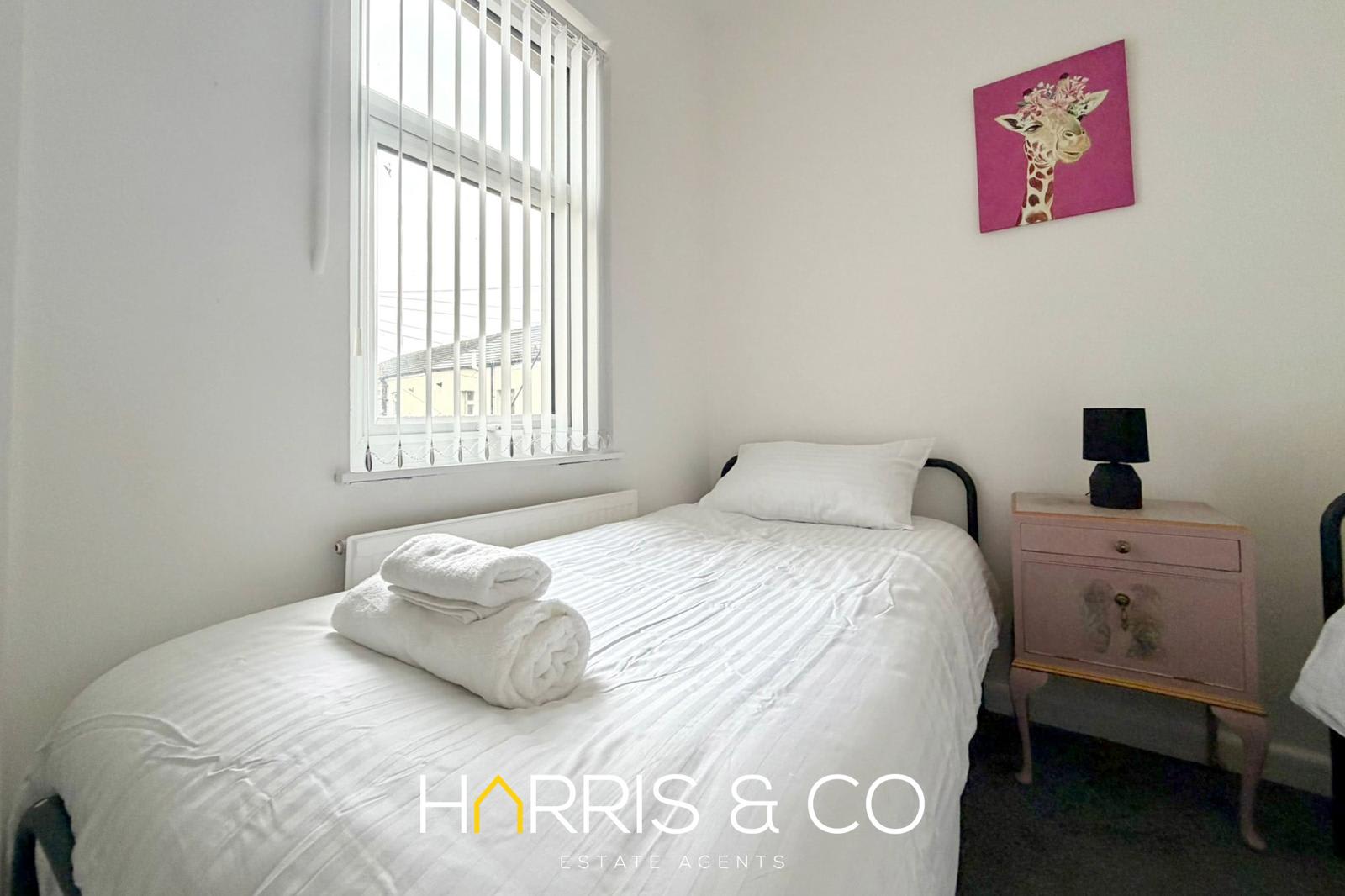 Beach Gem Retreat - A Cosy Costal Stay in 2 North Church Street FY7 6AX - Property image 11 - VivreStays
