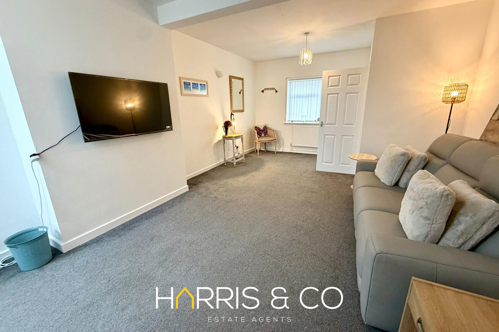 Beach Gem Retreat - A Cosy Costal Stay in 2 North Church Street FY7 6AX - Property image 12 - VivreStays