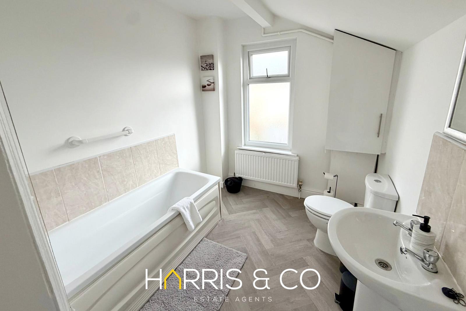 Beach Gem Retreat - A Cosy Costal Stay in 2 North Church Street FY7 6AX - Property image 24 - VivreStays