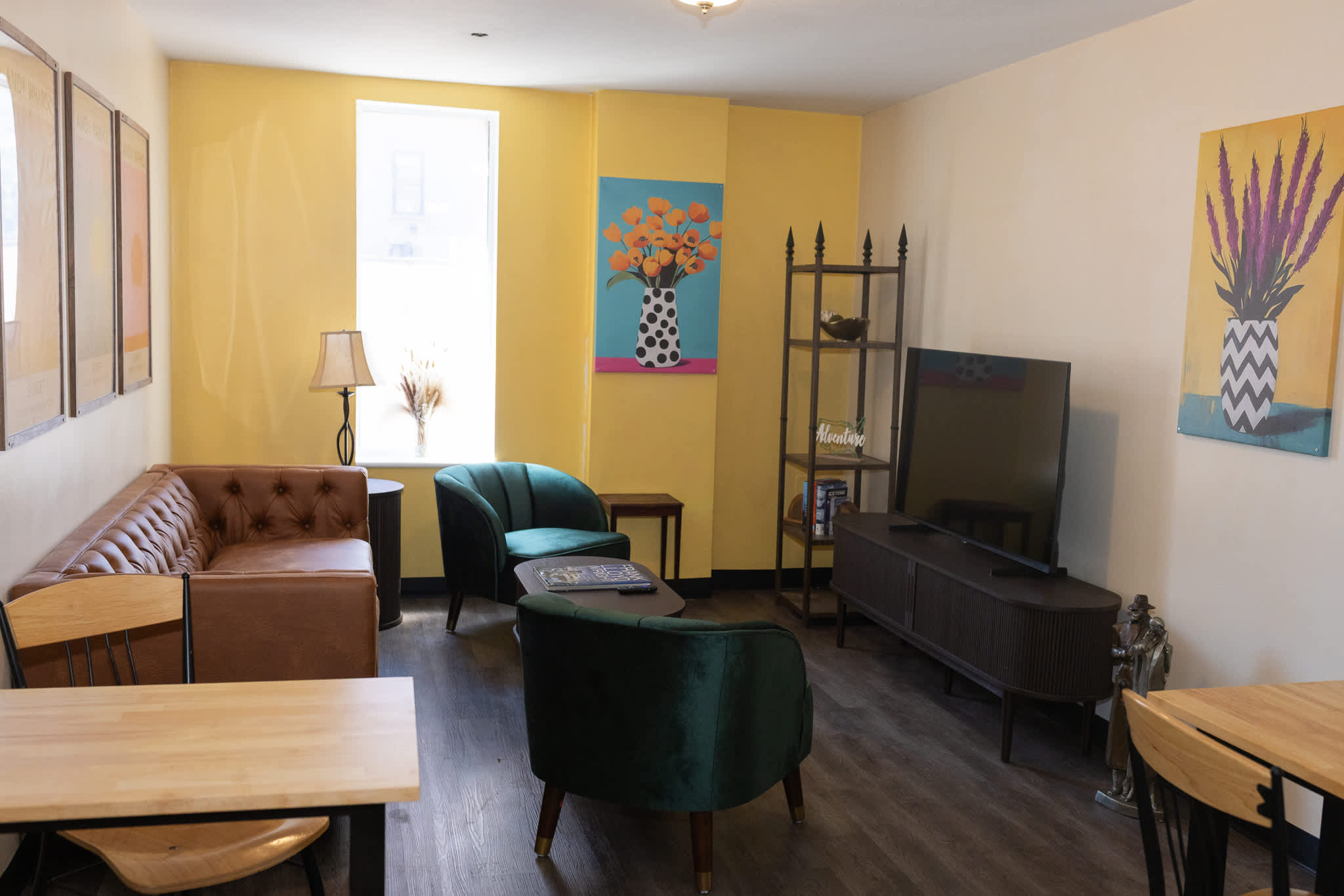 Private 2BR/2BA Downtown Apartment | River and Mountain Views + 60” TV