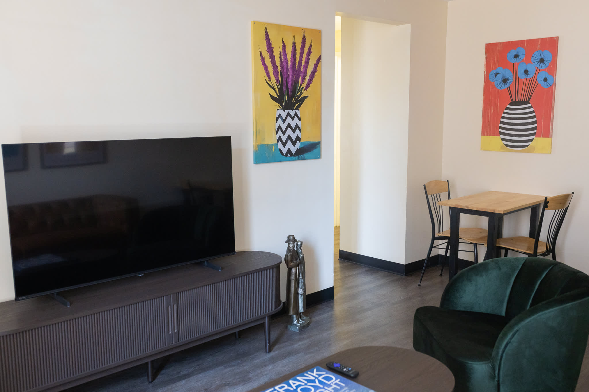 Private 2BR/2BA Downtown Apartment | River and Mountain Views + 60” TV