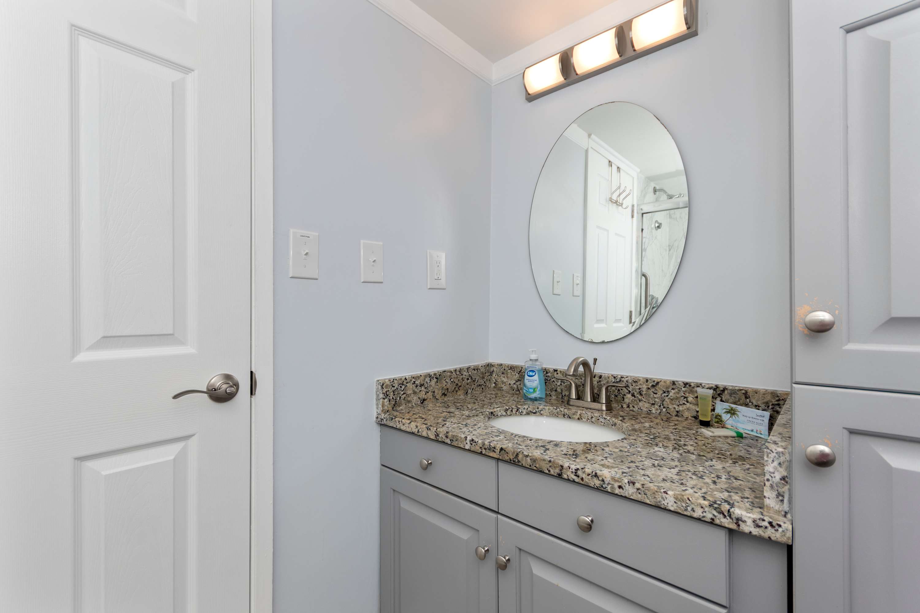 Clean, modern, and inviting — this bathroom makes getting ready for beach days easy and comfortable.