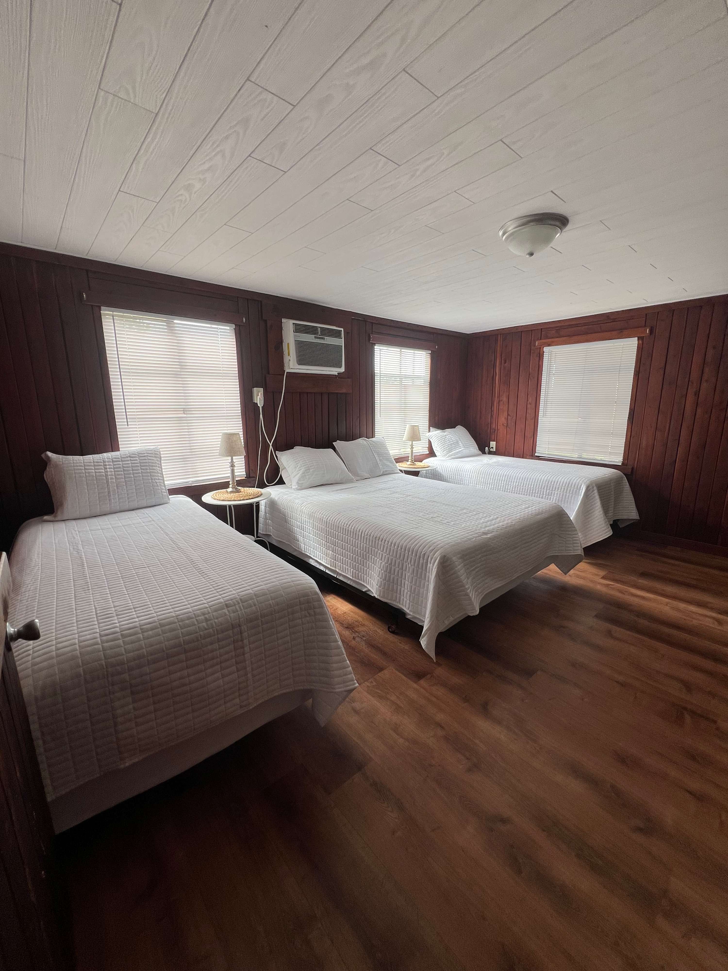 Lakeside Log Cabin for 8, Pool, Game Room, Fishing